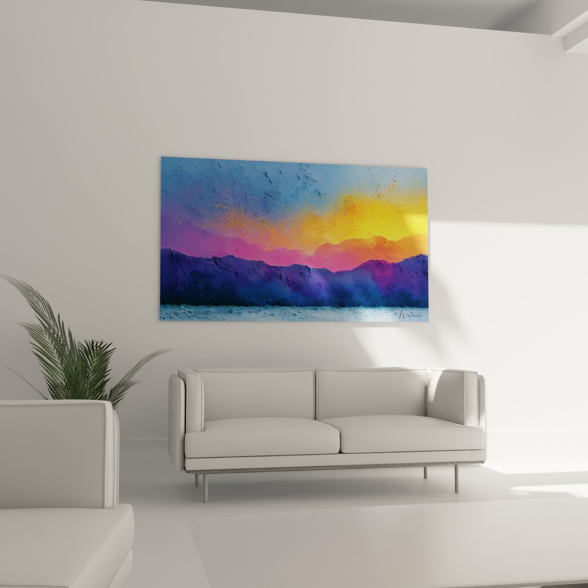 Chaîne montagneuse bleu pastel et rose vif culminant en jaune doré, au-dessus d'un canapé dans un salon lumineux