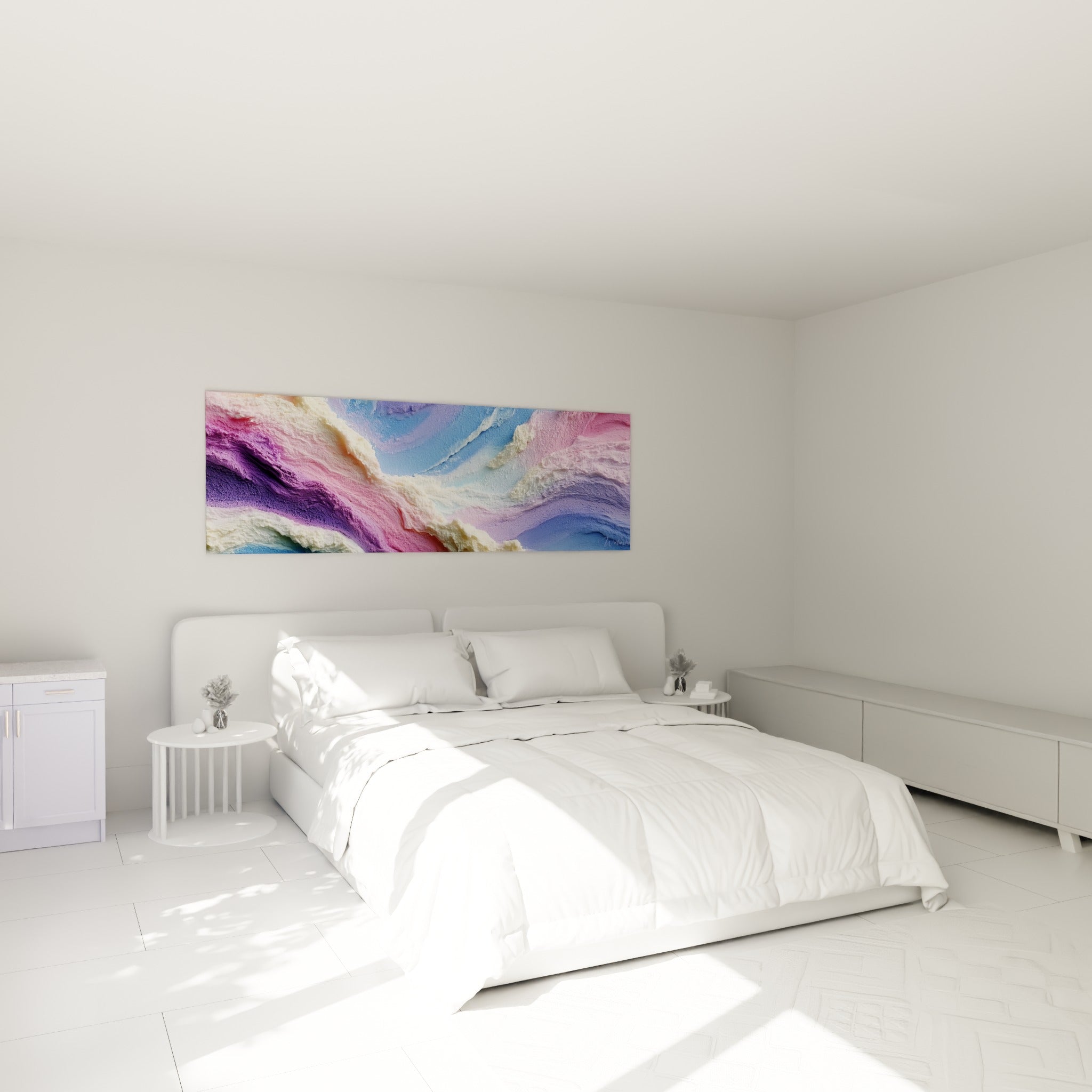 Dégradés violet lavande et bleu marine texturés, accrochés au-dessus d'un lit dans une chambre claire