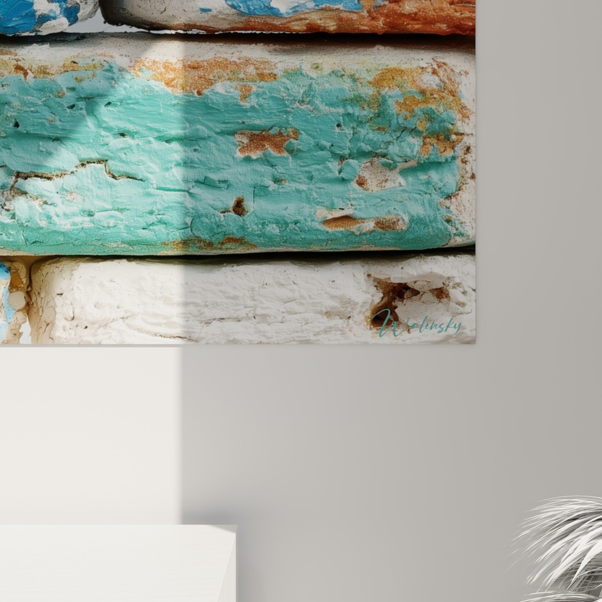 Détail des craquelures bleu marine et vert d'eau révélant le grain brut de la peinture écaillée