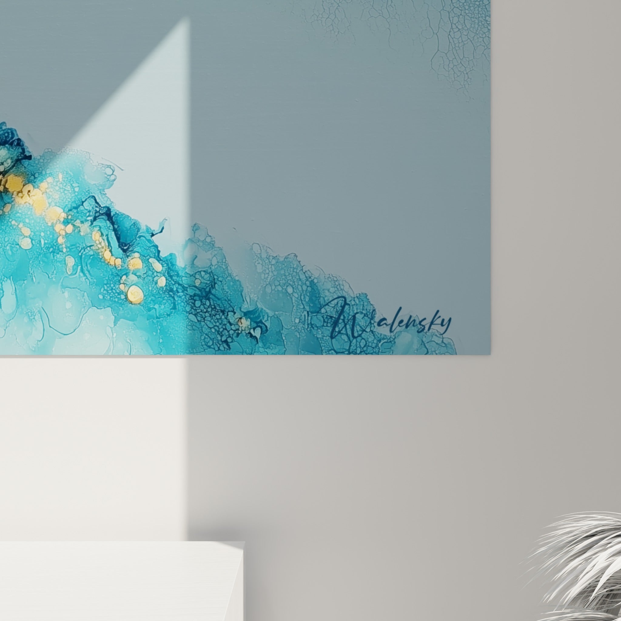 Détail des empâtements dorés et des dégradés bleu turquoise fusionnant sur la toile abstraite