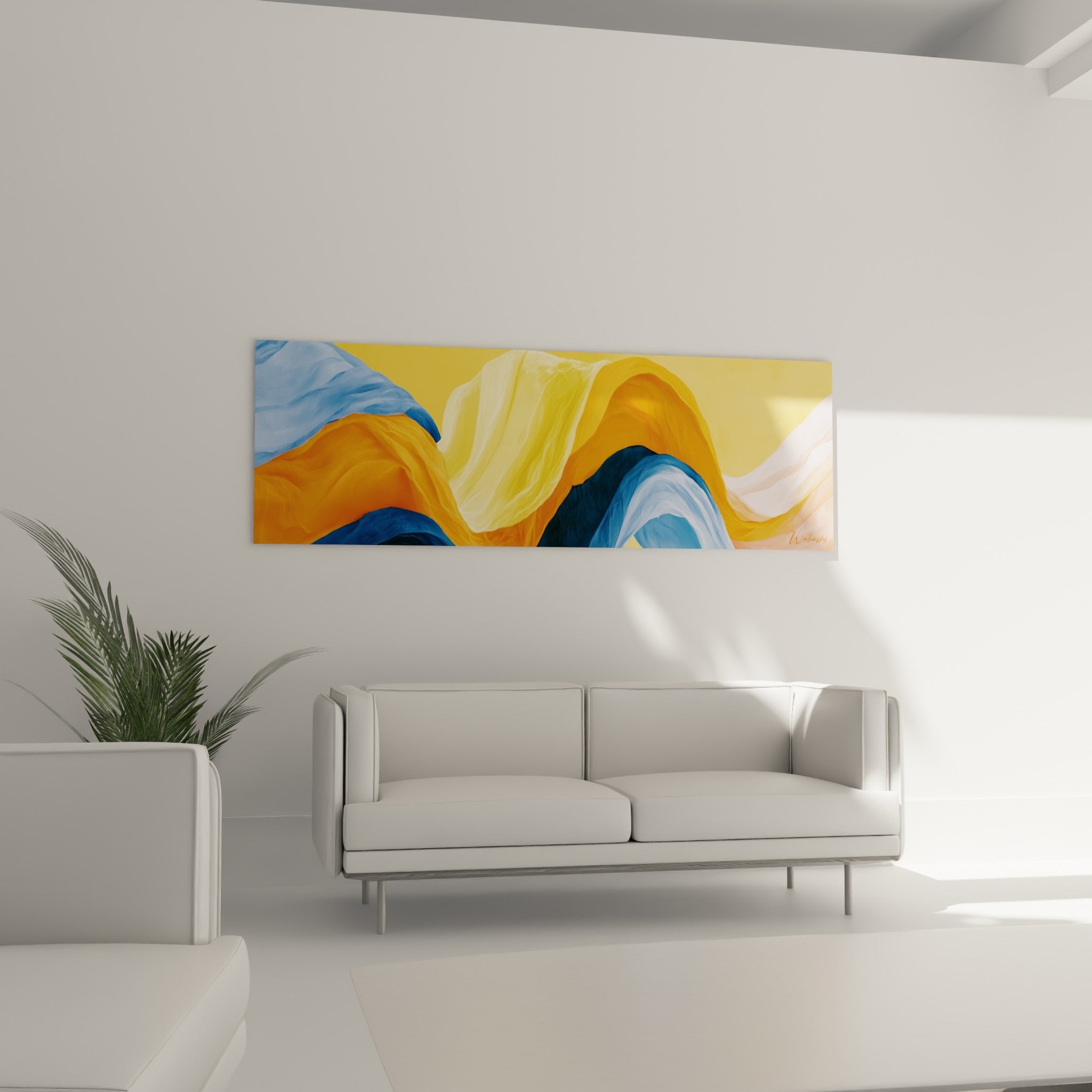 Drapé sculptural orange terracotta et bleu marine, disposé au-dessus d'un canapé dans un salon lumineux