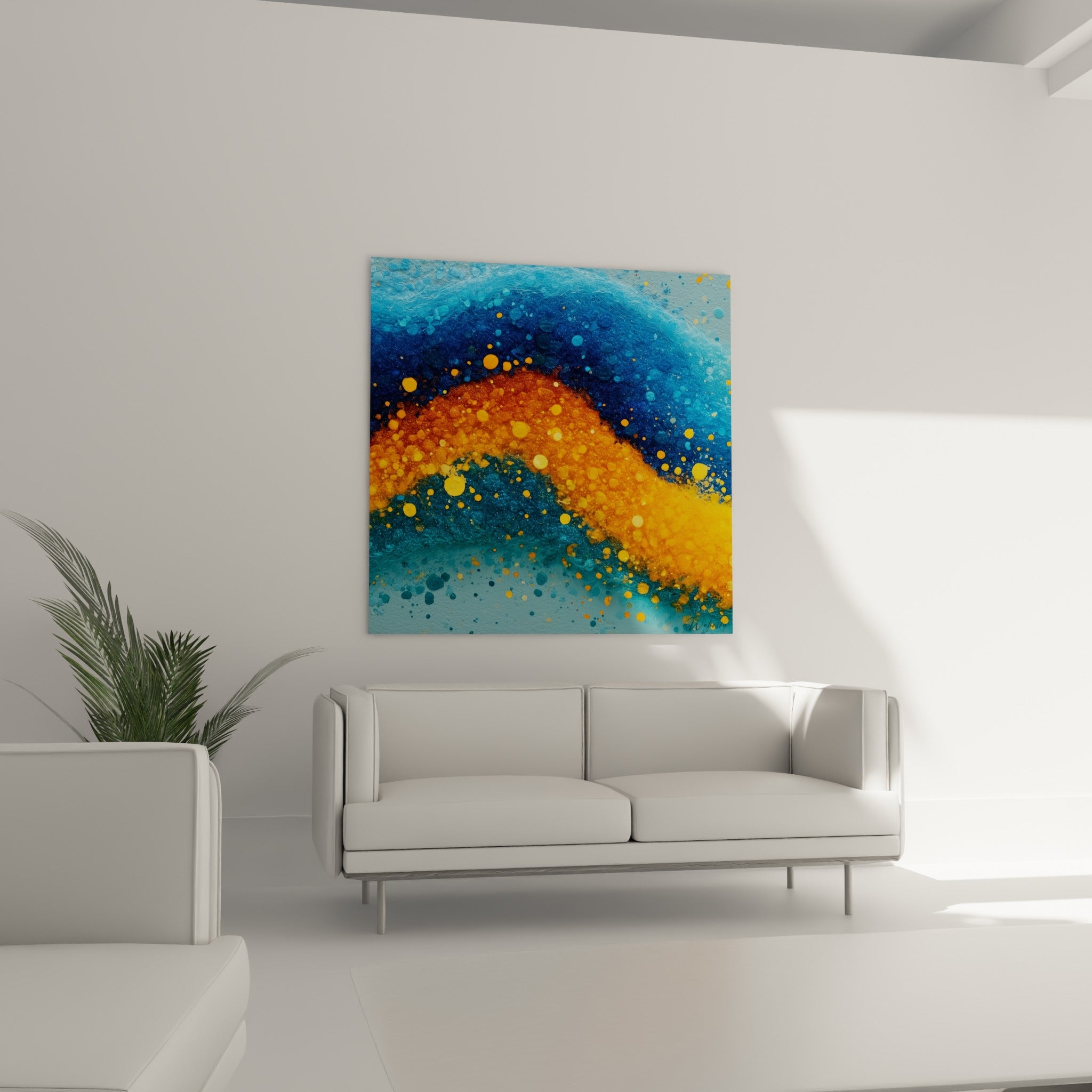 Éclaboussures turquoise et dorées composant une diagonale abstraite au-dessus d'un canapé dans un salon lumineux