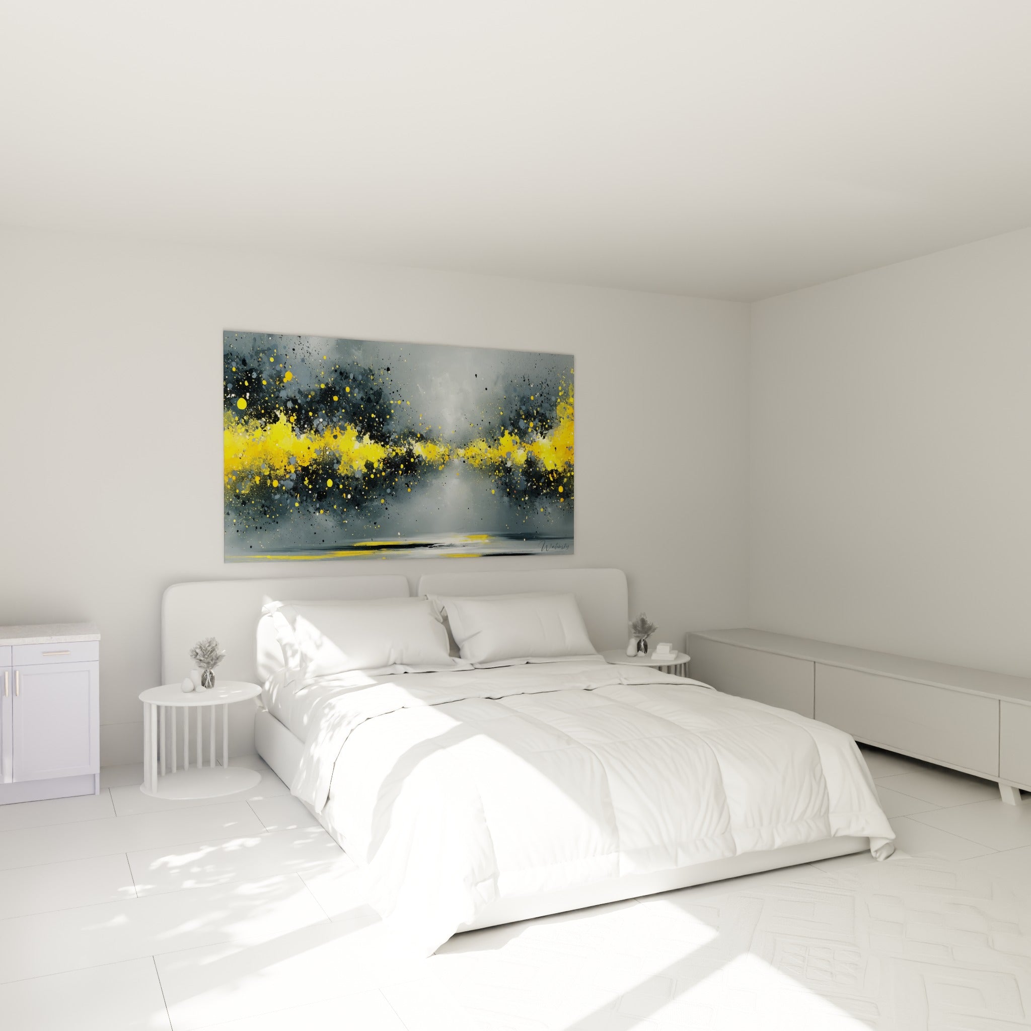 Éclats jaunes et gris orageux d'un tableau abstrait coloré suspendu au-dessus d'un lit dans une chambre claire