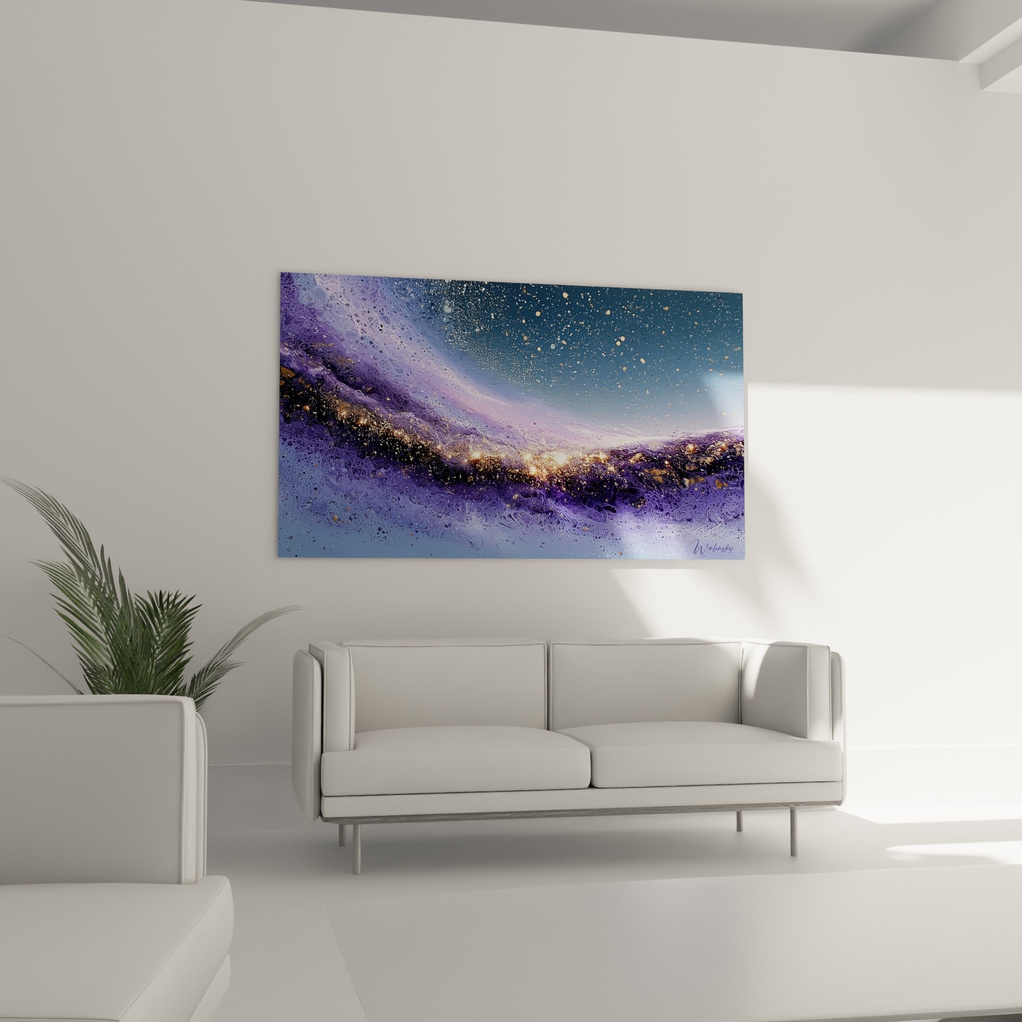 Éclats dorés sur fond violet profond au-dessus d'un canapé dans un salon lumineux