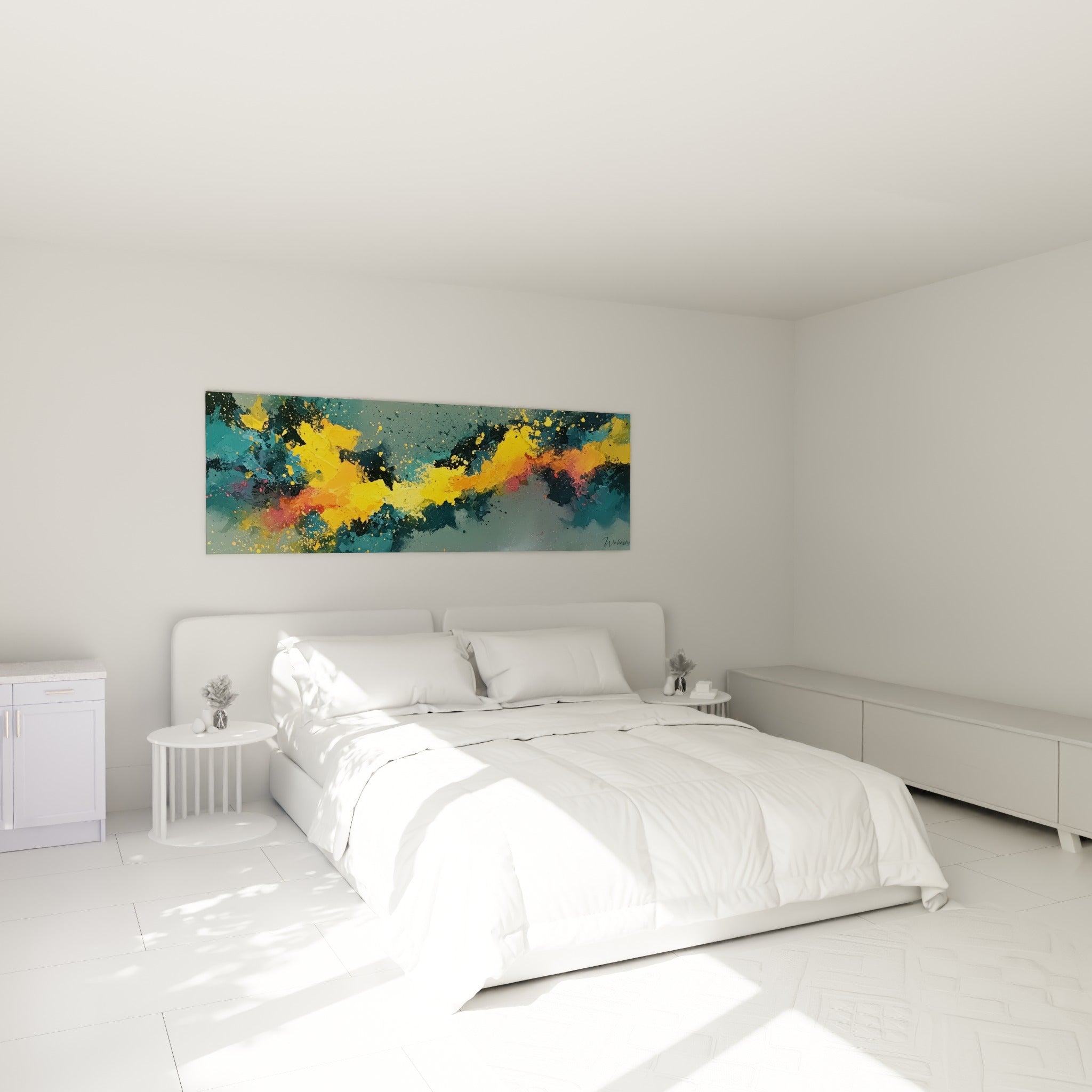 Éclaboussures jaune et orange traversent un fond bleu profond, accrochées au-dessus d'un lit dans une chambre claire