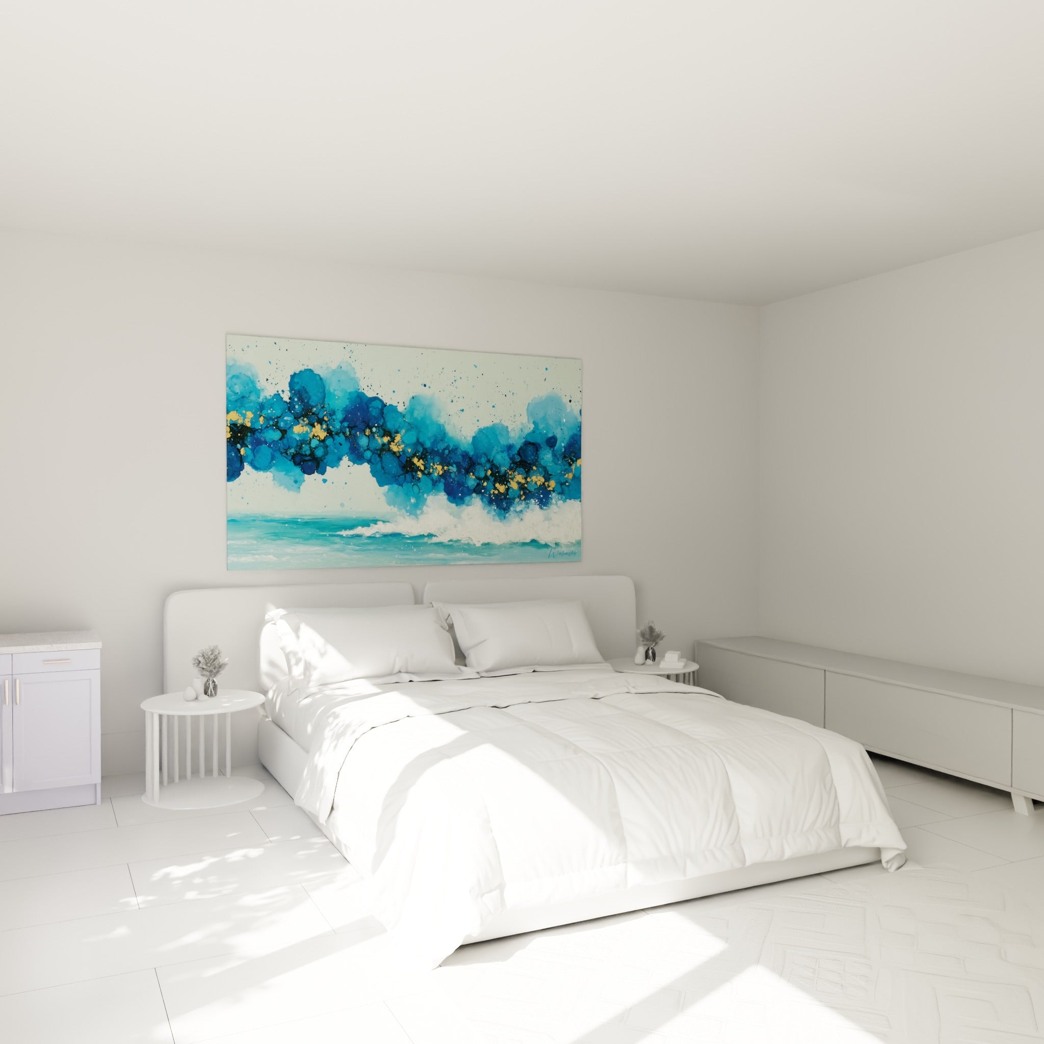 Océan bleu marine et écume texturée aux touches dorées, au-dessus d'un lit dans une chambre claire