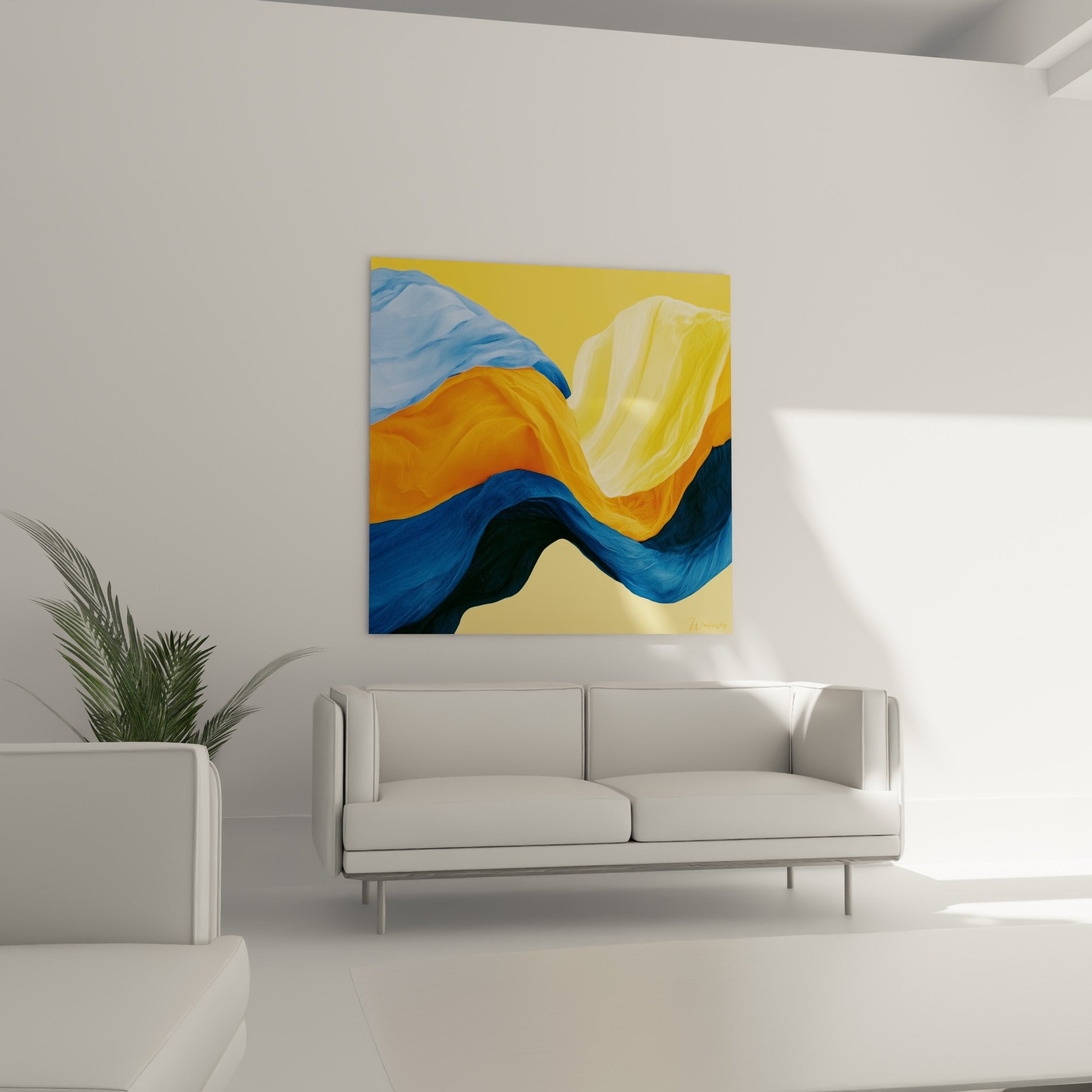 Étoffe abstraite orange et bleu ciel en mouvement, suspendue au-dessus d'un canapé dans un salon lumineux