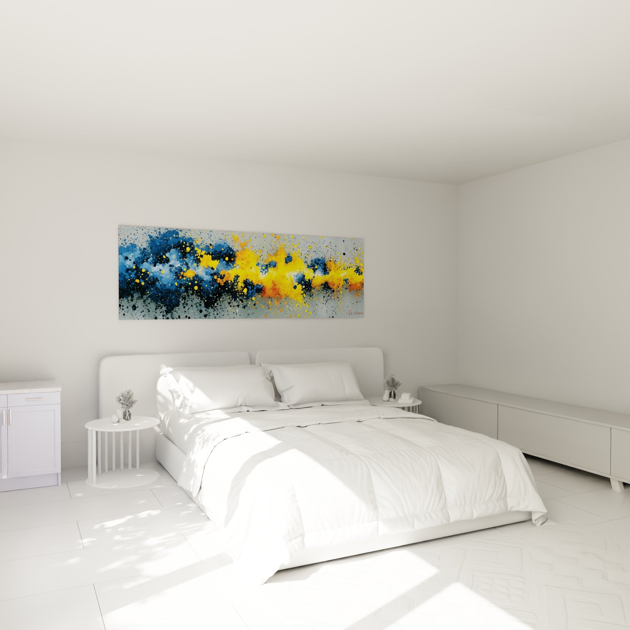 Traînée de peinture bleu marine et jaune doré au-dessus d'un lit dans une chambre claire et épurée