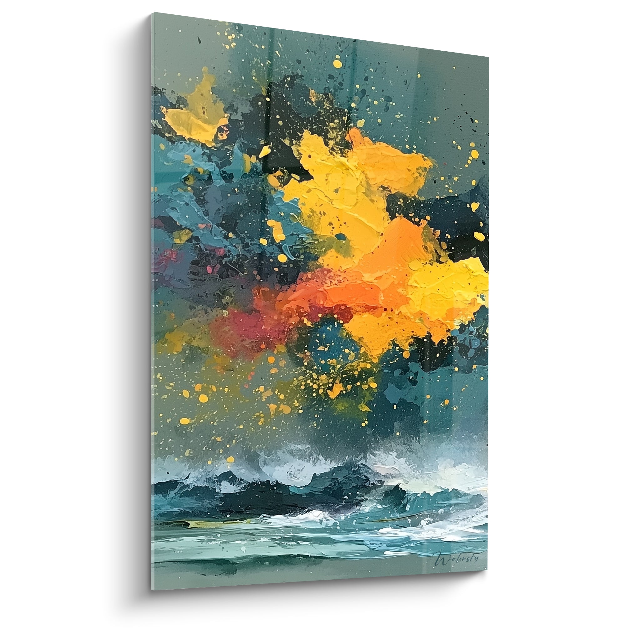 Explosion jaune doré et orange sur fond bleu pétrole, vagues écumantes en bas du tableau abstrait
