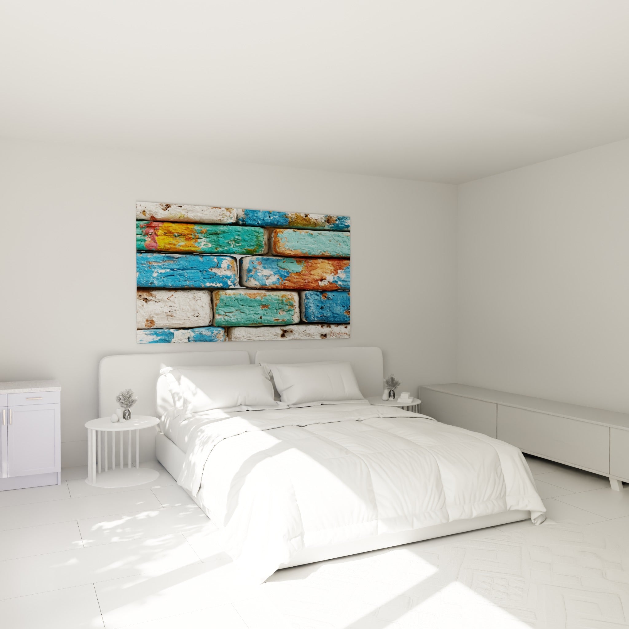 Façade en briques turquoise et blanches écaillées au-dessus d'un lit dans une chambre claire