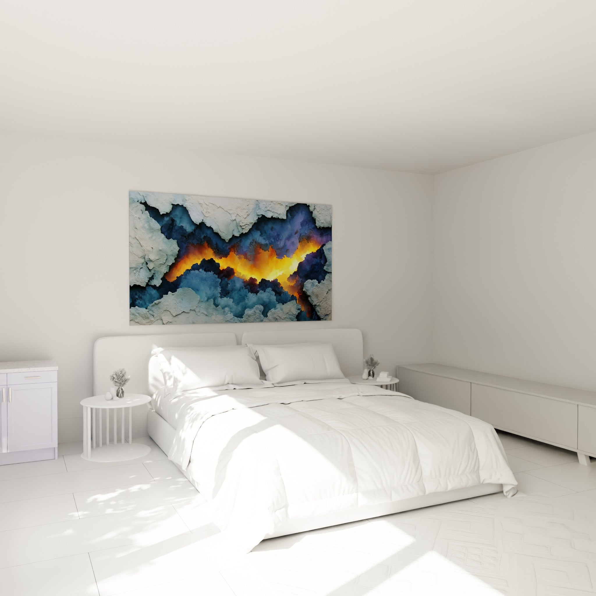 Fracture minérale bleu marine et orange incandescent au-dessus d'un lit dans une chambre claire