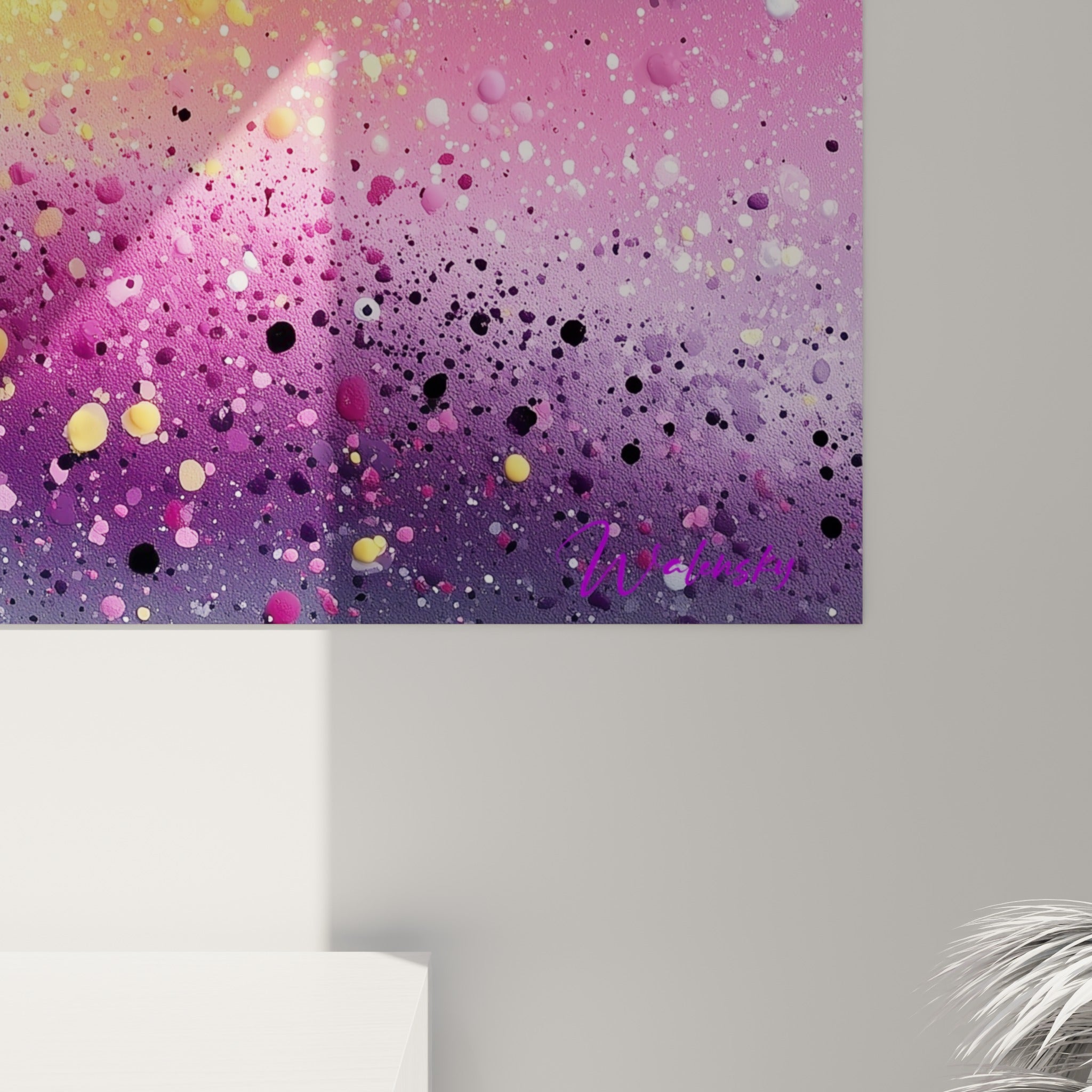 Gouttelettes de peinture rose fuchsia et jaune doré à la matière granuleuse, coulures visibles sur toile anthracite