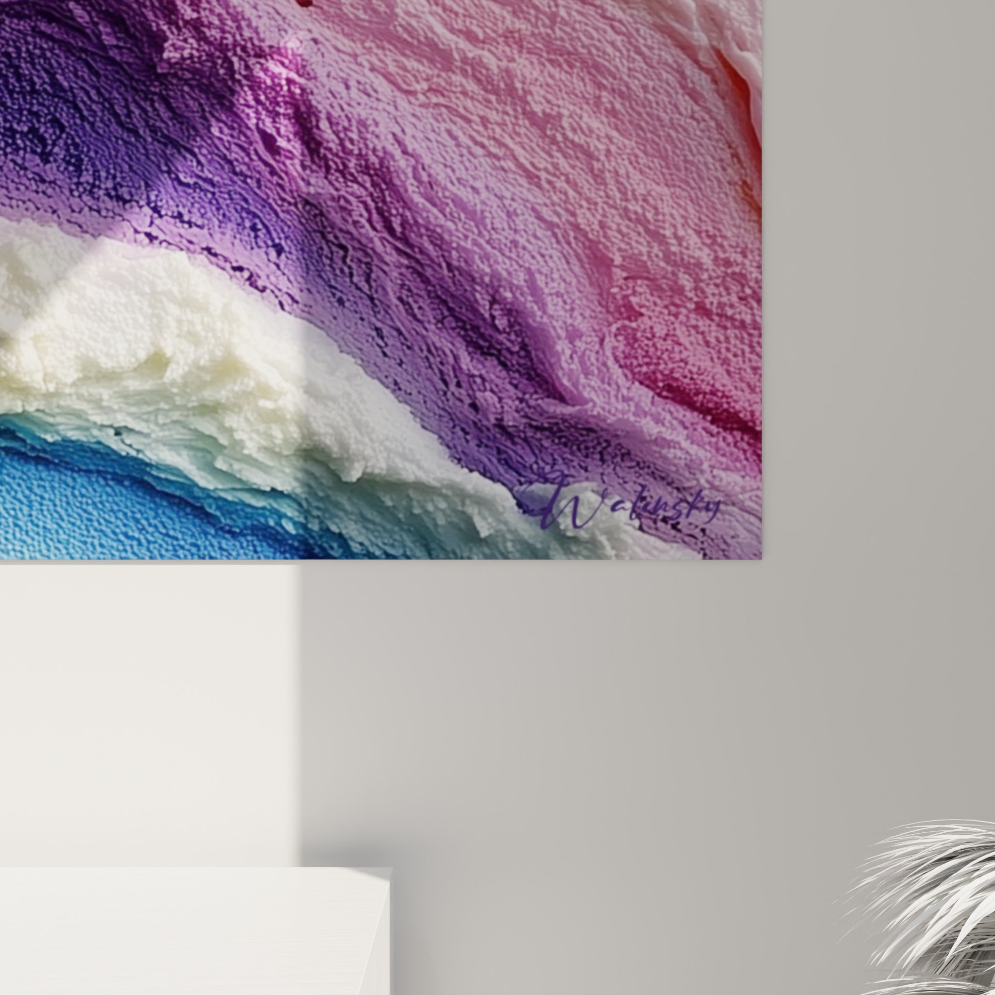 Grain crémeux et coulures violettes se mêlant au bleu pastel vues en angle rapproché sur la toile