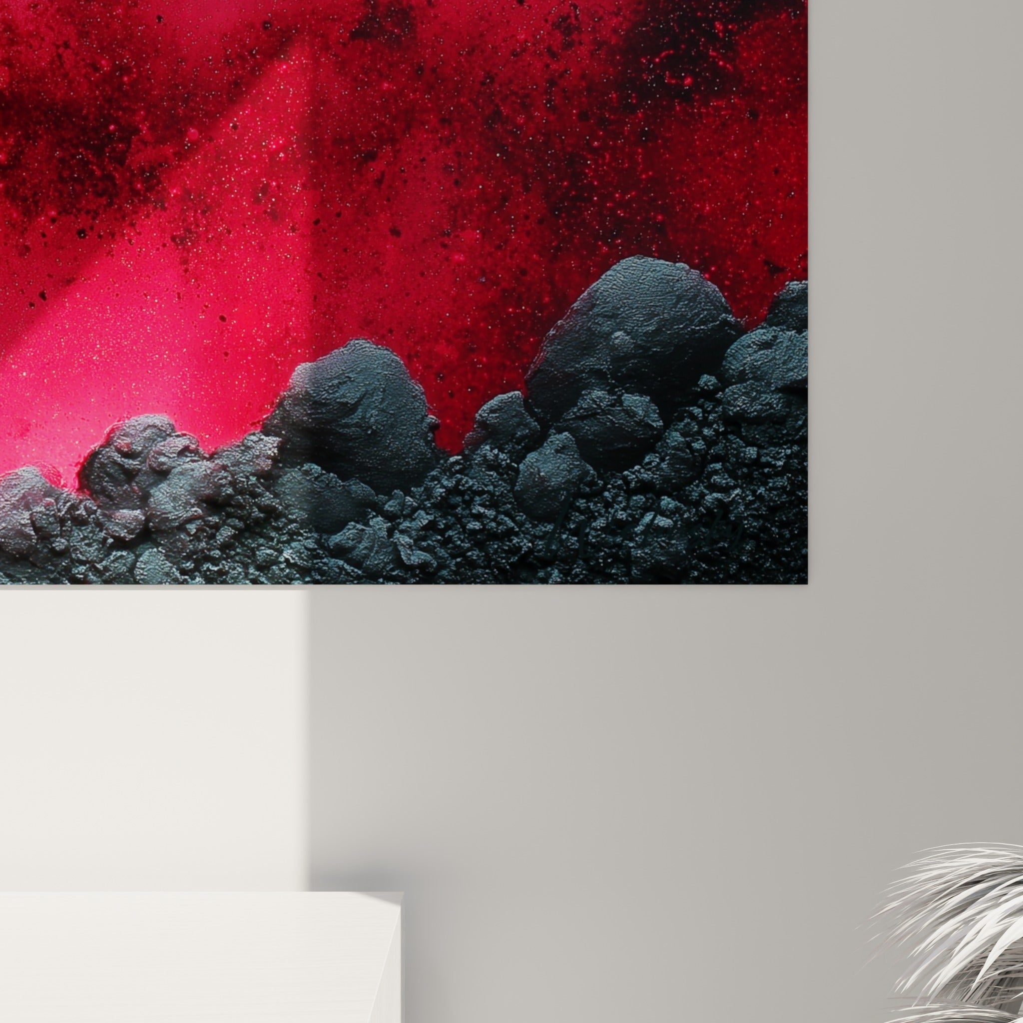 Grain granuleux du rouge écarlate et texture minérale anthracite visibles en détail sur ce tableau Abstrait Coloré