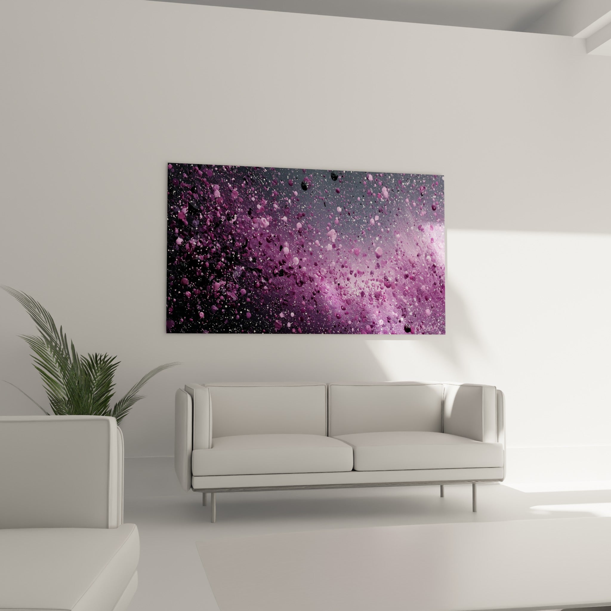 Éclat de lumière traversant les touches violettes et grises de l'Abstrait Coloré au-dessus d'un canapé dans un salon lumineux