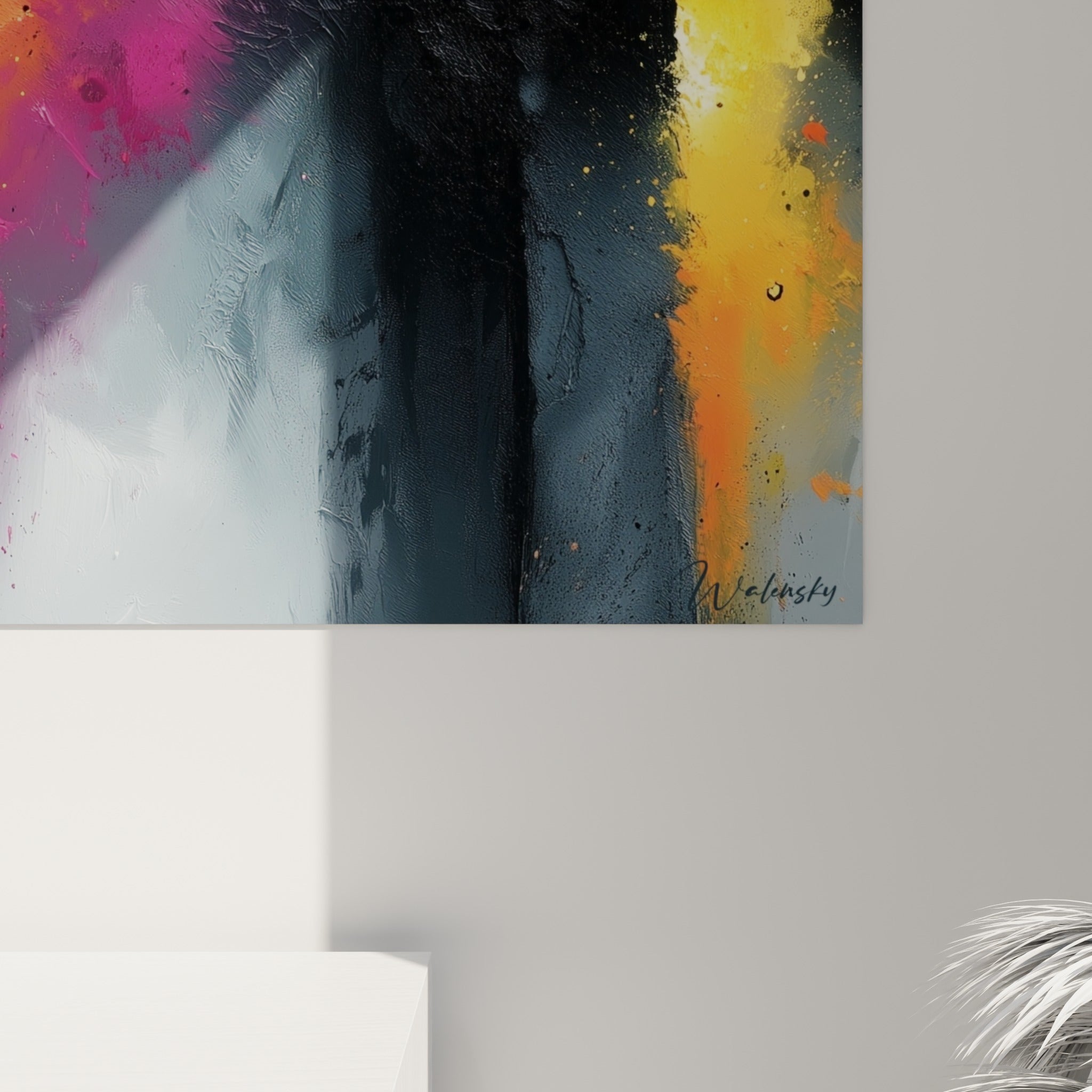 Empâtements gris et coulures noires laissant deviner le grain de la matière où fuchsia et jaune se fondent