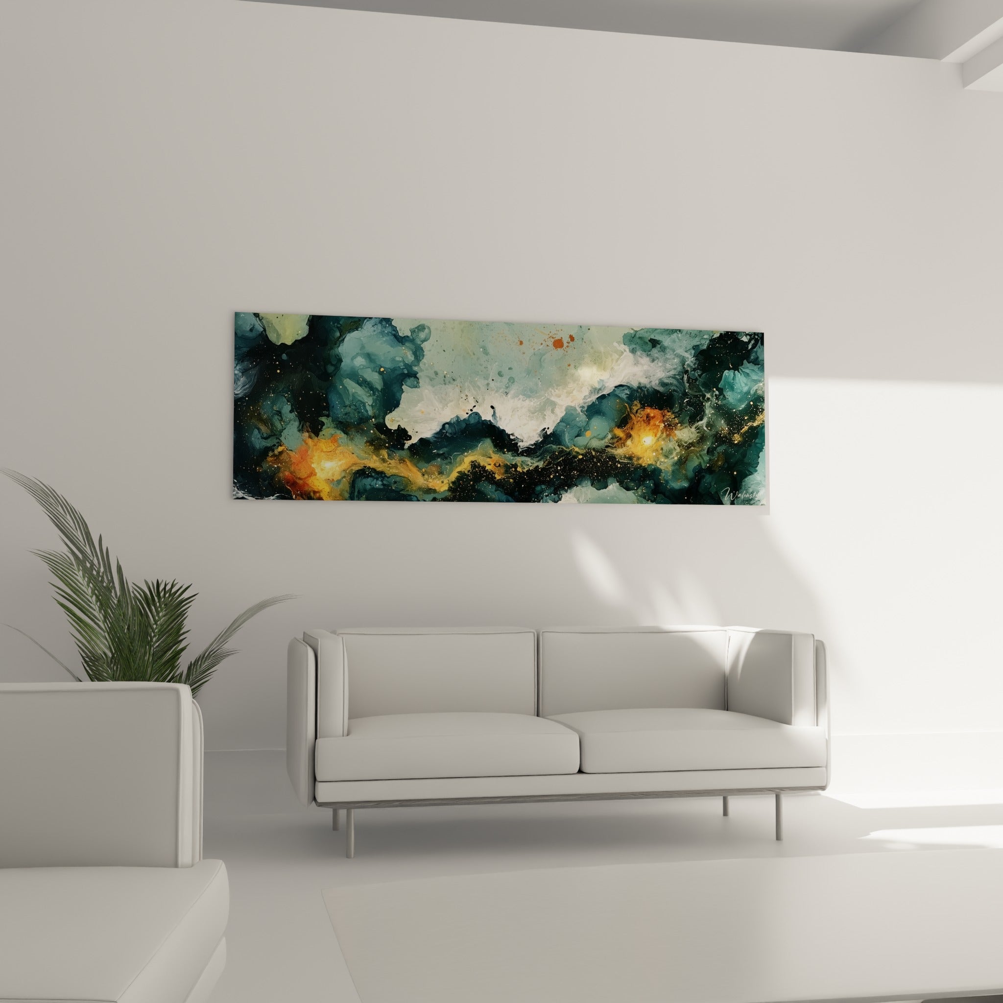 Mouvement fluide bleu marine et doré d'une œuvre abstraite accrochée au-dessus d'un canapé dans un salon lumineux