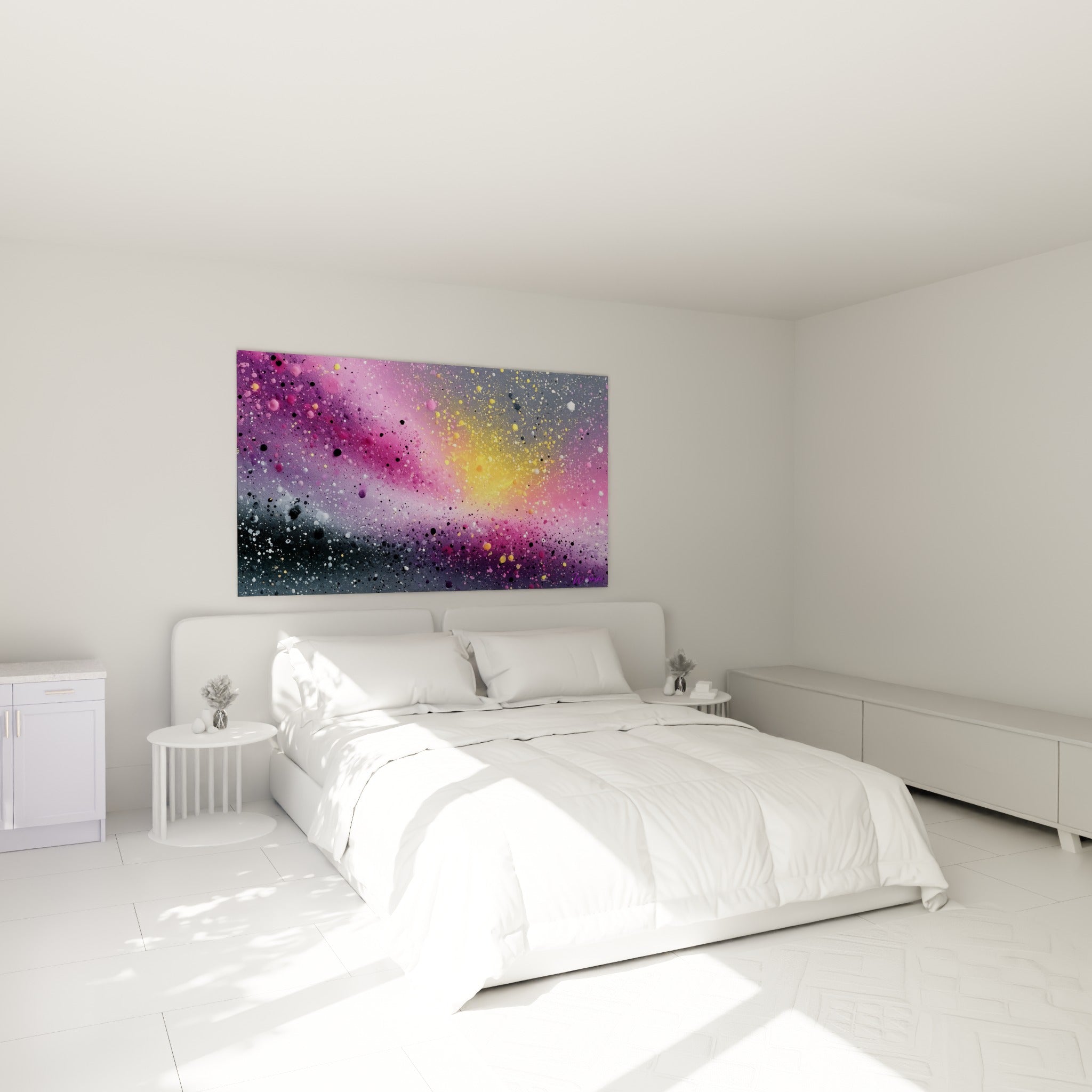 Nébuleuse rose et dorée en éclats projetés, tableau abstrait coloré au-dessus d'un lit dans une chambre claire