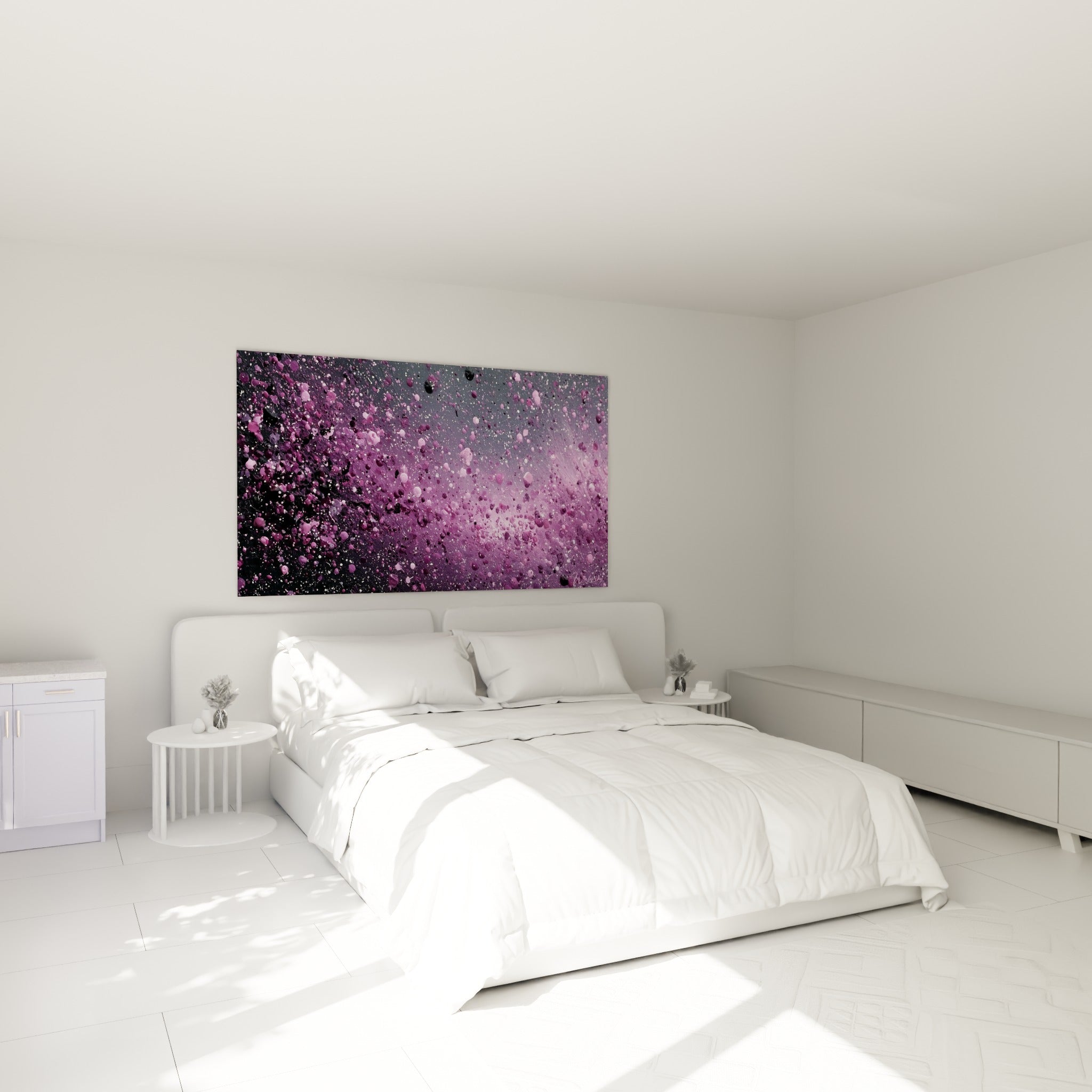 Nuage de gouttelettes violettes et roses de l'Abstrait Coloré au-dessus d'un lit dans une chambre claire