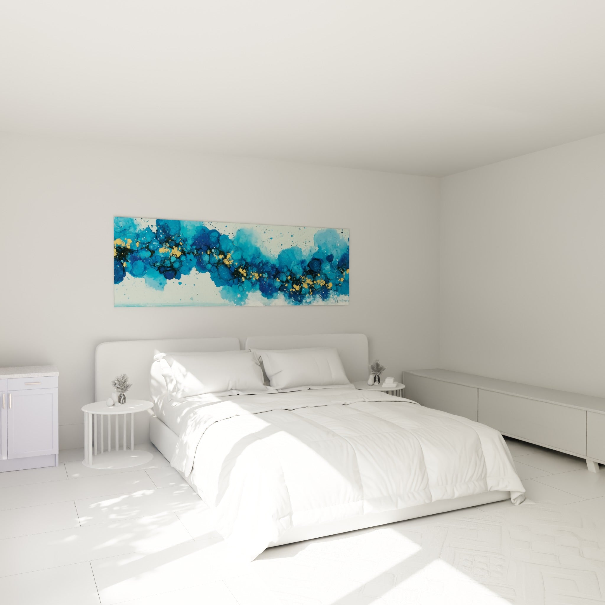 Nuage bleu marine et doré traversant la toile, accroché au-dessus d'un lit dans une chambre claire