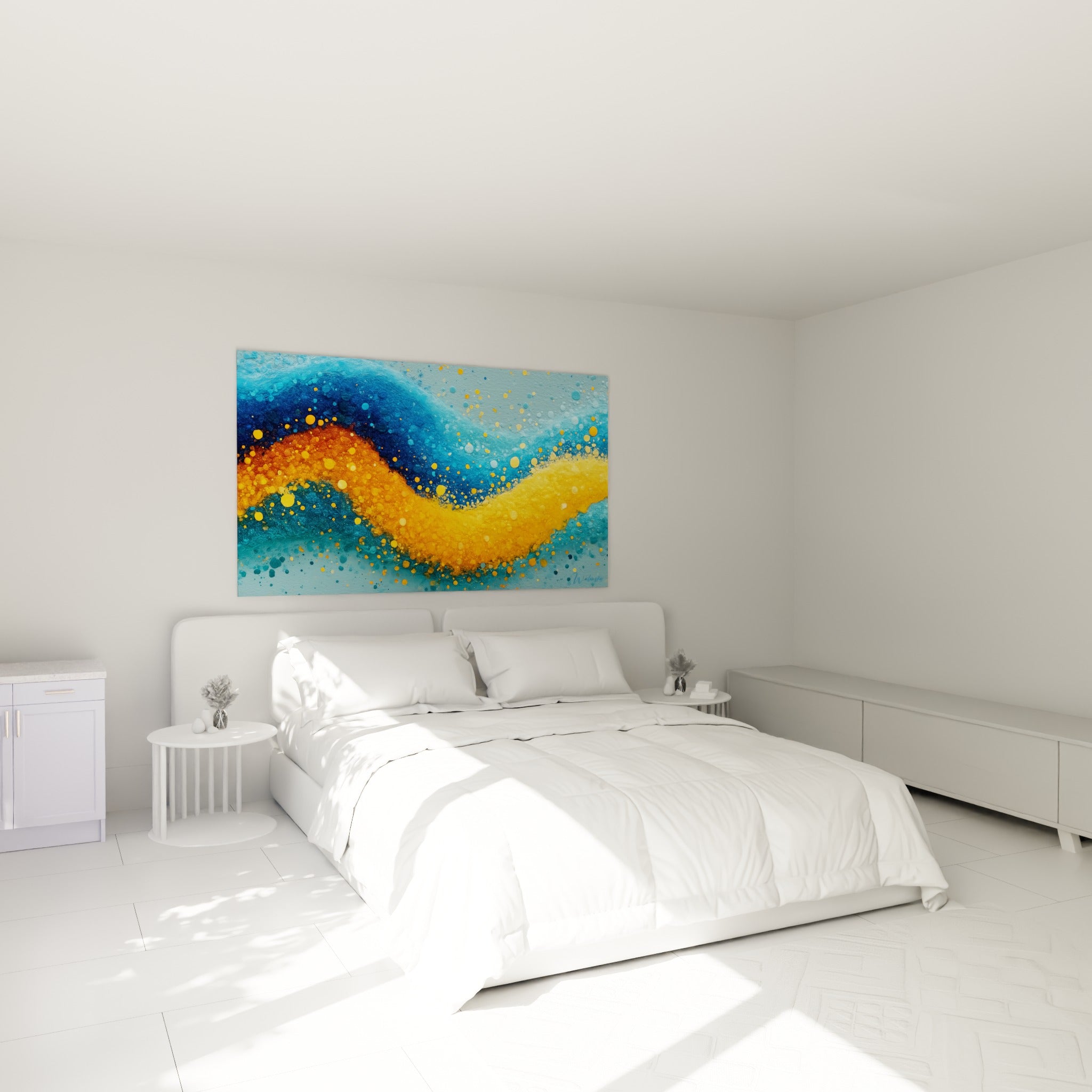 Ondulation dorée sur fond bleu profond accrochée au-dessus d'un lit dans une chambre claire
