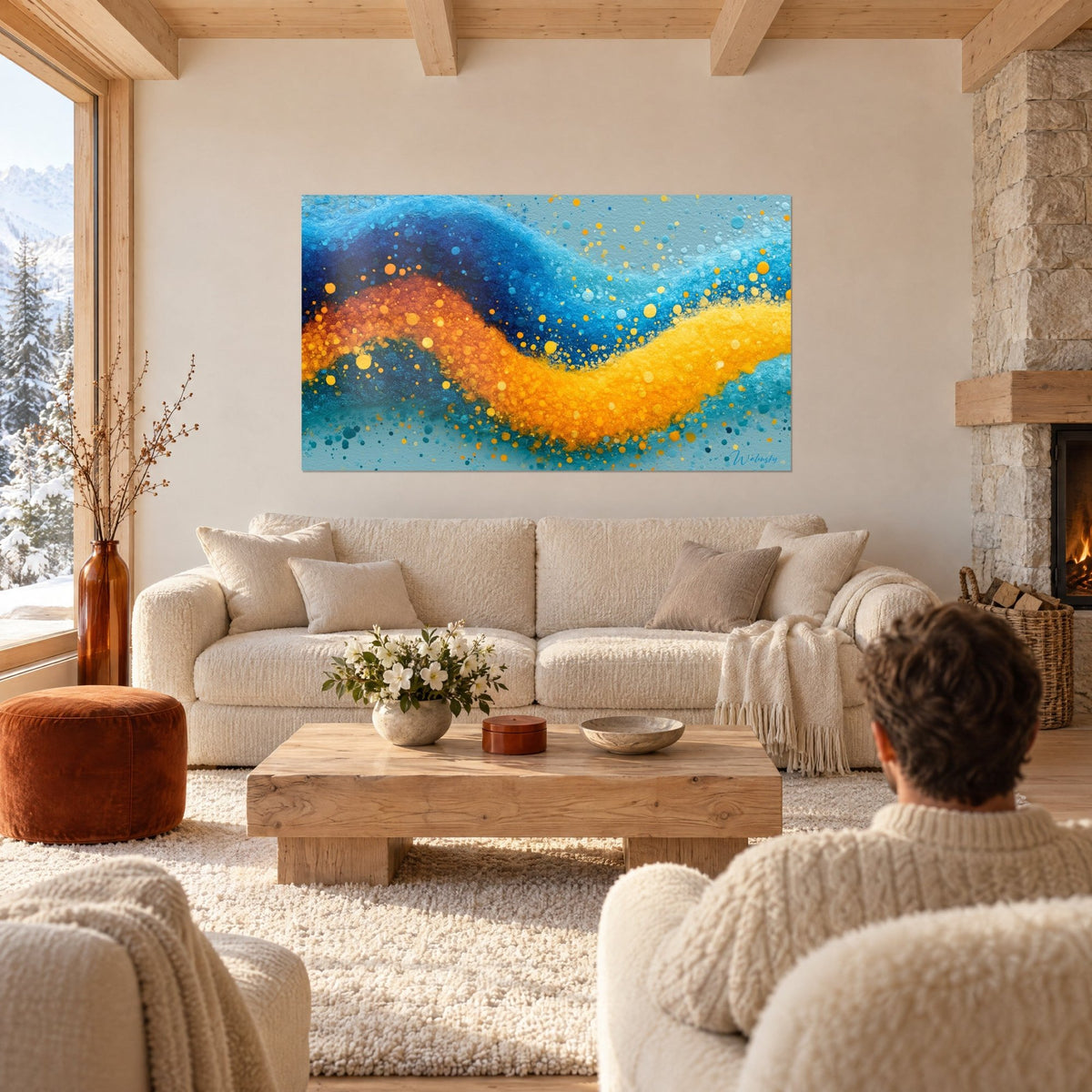 Tableau ruban de sable orange et or ondulant sur un fond bleu marine, au-dessus d'un canapé dans un salon lumineux
