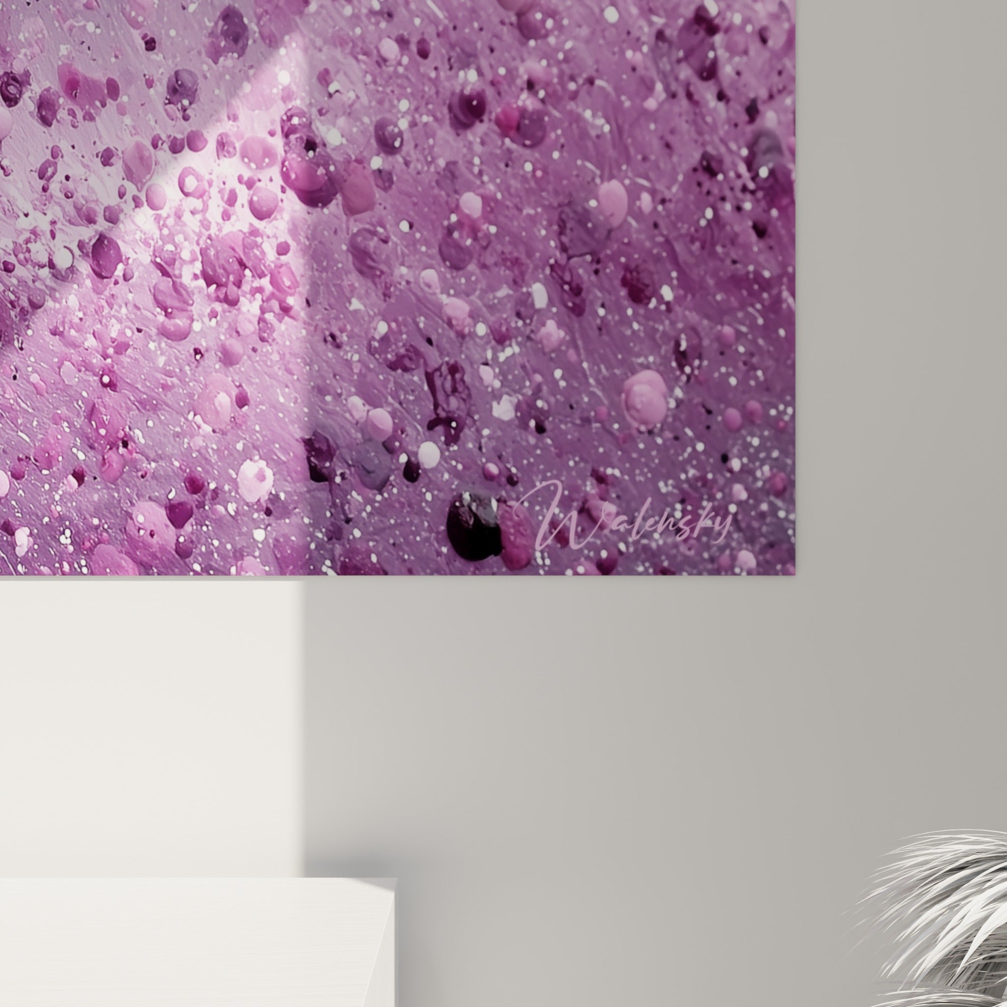 Empâtements et coulures violettes se mêlant au gris anthracite granuleux dans ce détail de l'Abstrait Coloré