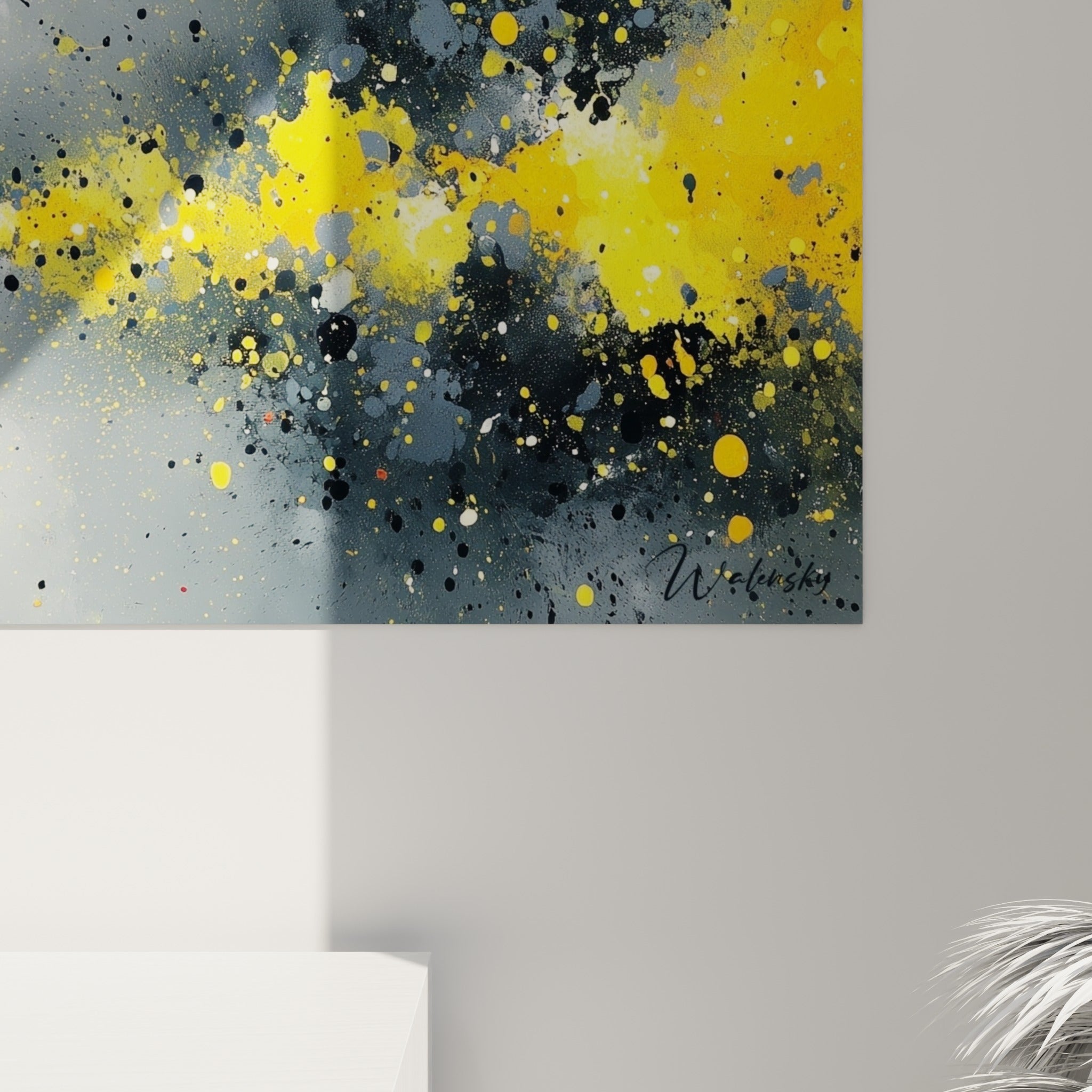 Grain de peinture visible où le jaune vif se mêle aux touches anthracite et gris perle en projections denses