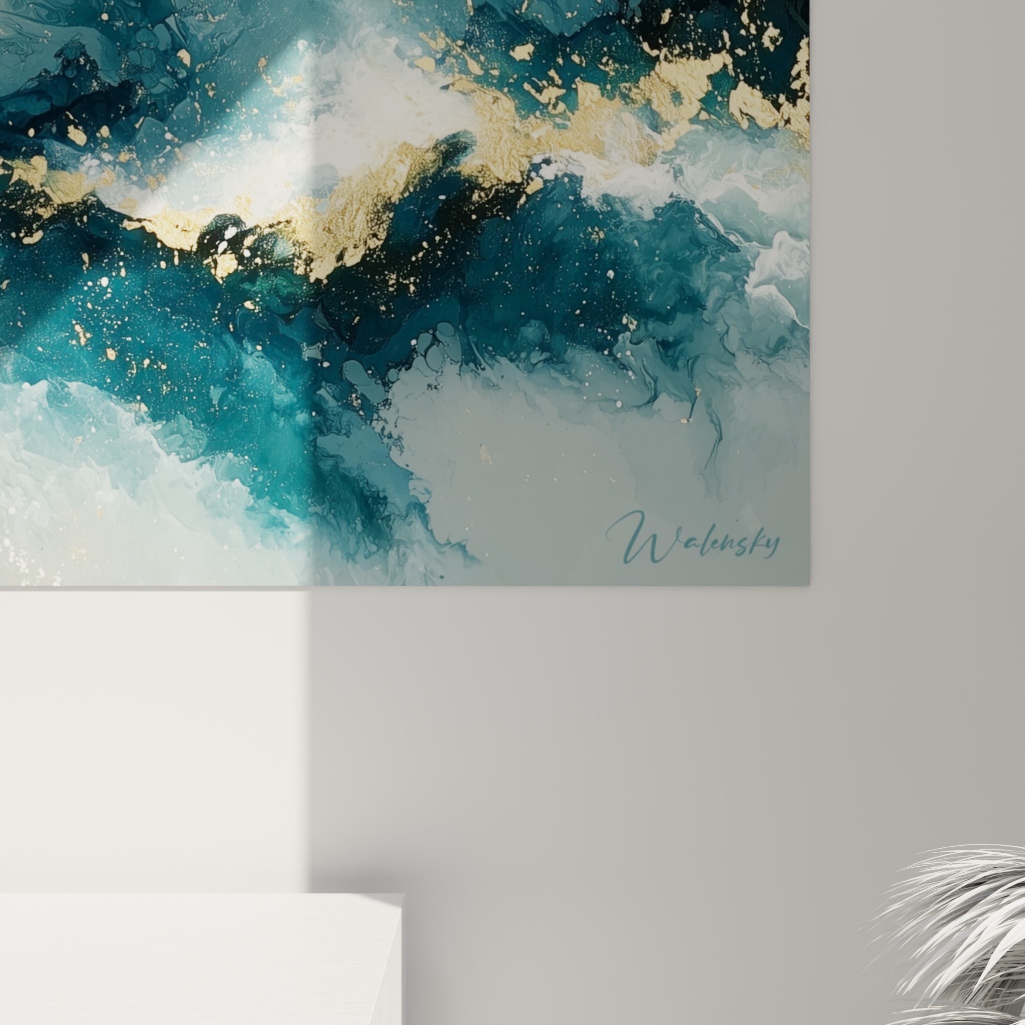 Détail rapproché des empâtements dorés et bleu marine, coulures et grain de peinture visibles sur la toile
