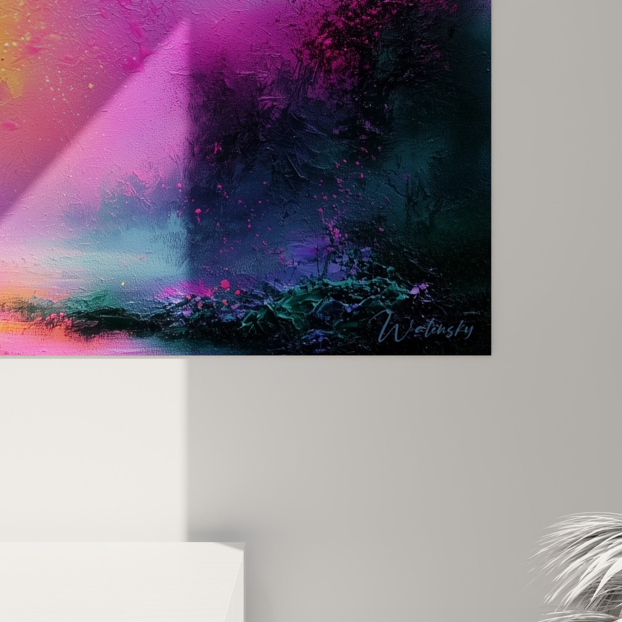 Empâtements dorés et magenta, coulures violettes, grain texturé visible sur la toile abstraite