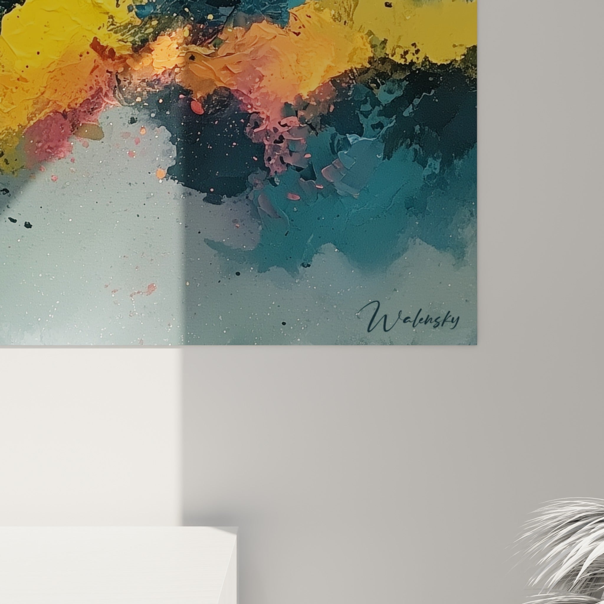 Empâtements jaune vif et orangé se mêlent aux nuances anthracite, révélant le grain texturé de la peinture abstraite