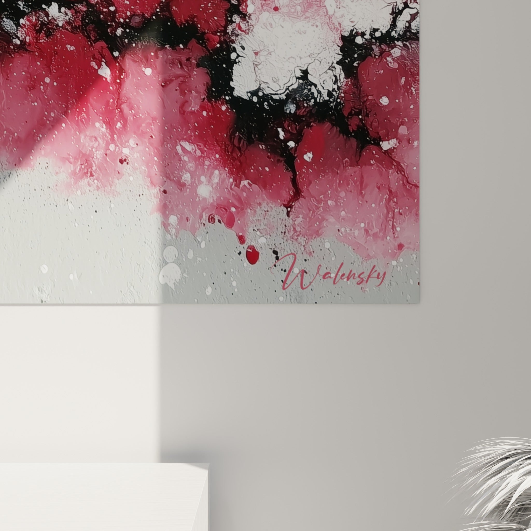 Empâtements et coulures noires visibles sur la faille rose fuchsia de ce tableau abstrait texturé