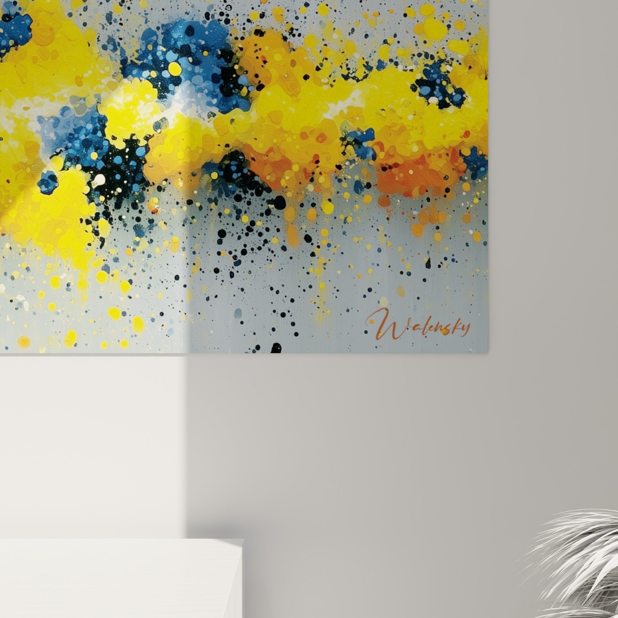 Gouttes de peinture jaune doré et bleu marine se mêlant en gros plan, texture granuleuse et empâtements visibles