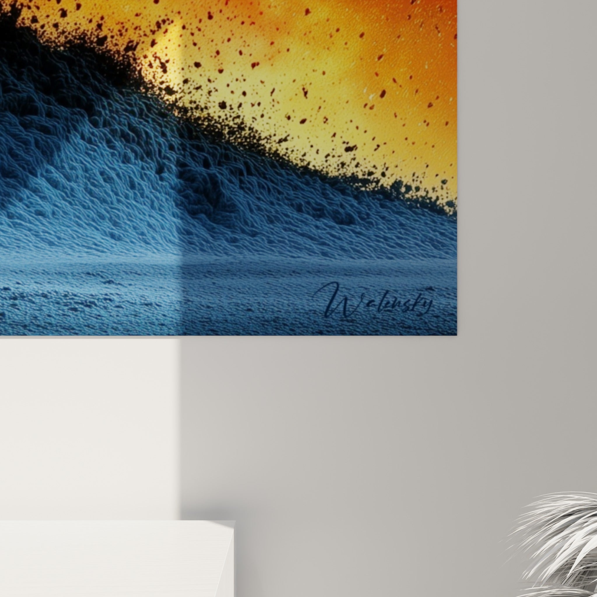 Grain texturé et coulures dorées se mêlant au bleu profond, particules noires en suspension