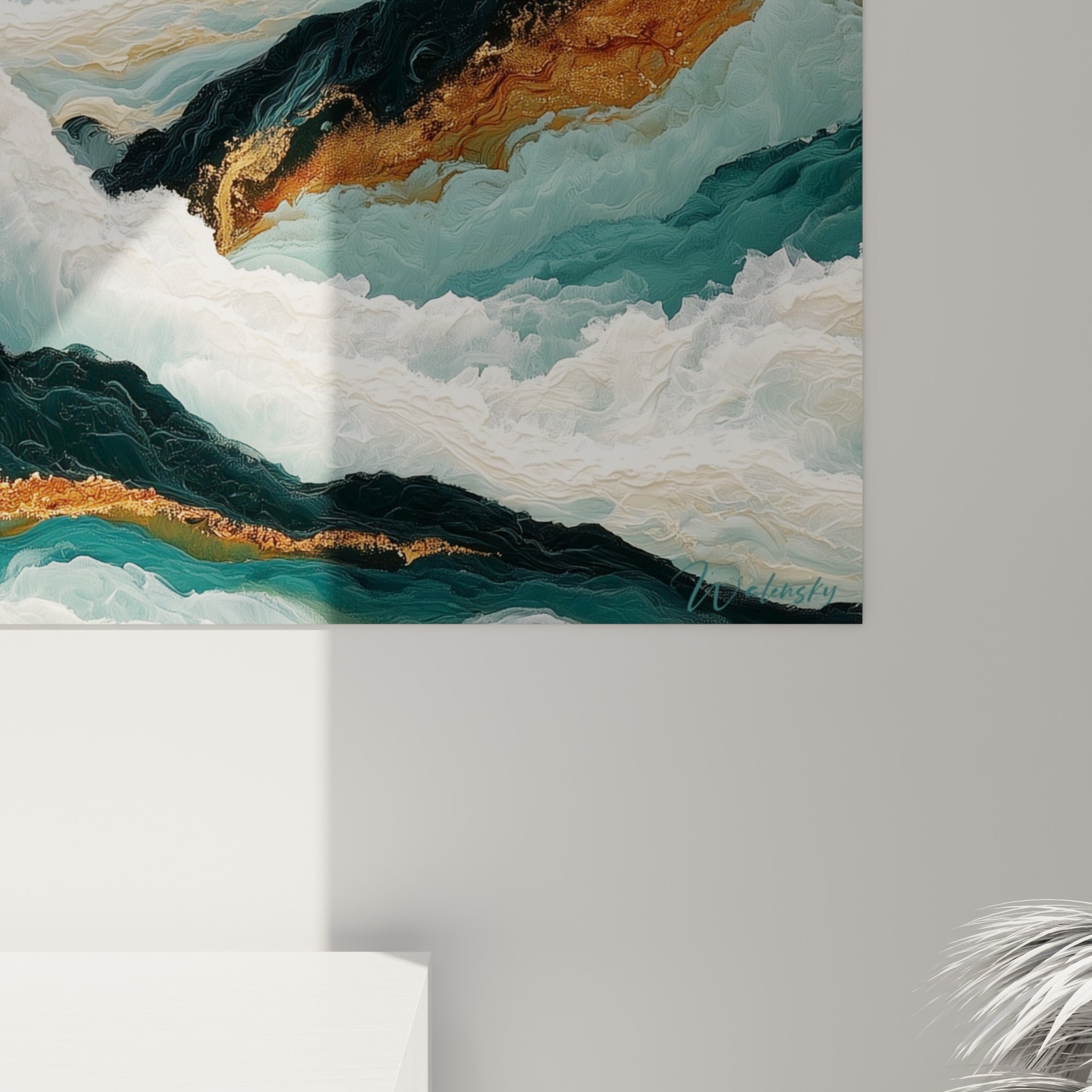 Empâtements épais de peinture bleu pétrole et dorée où l'écume blanche se mêle aux reliefs sombres
