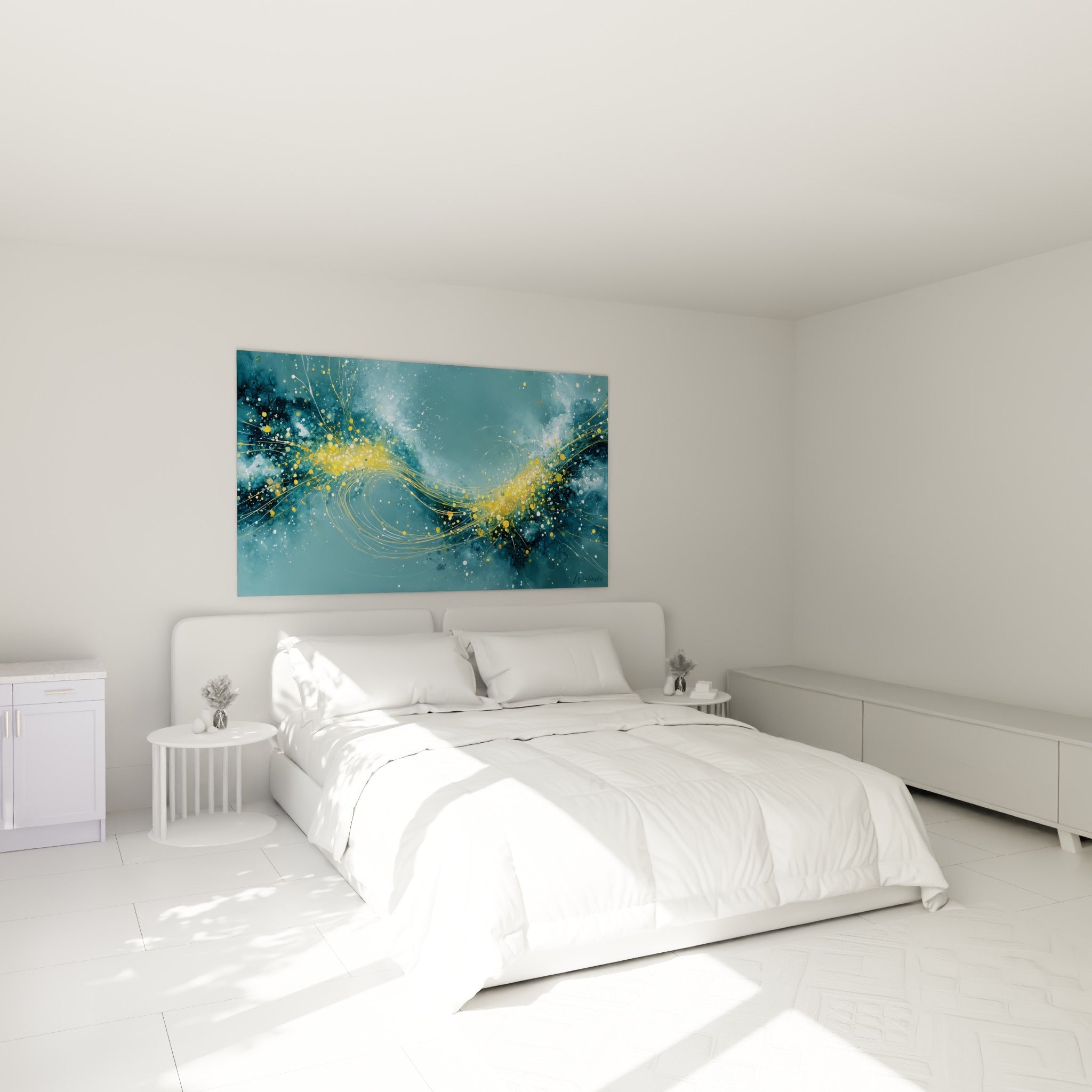 Tourbillon doré et bleu marine au-dessus d'un lit dans une chambre claire et épurée