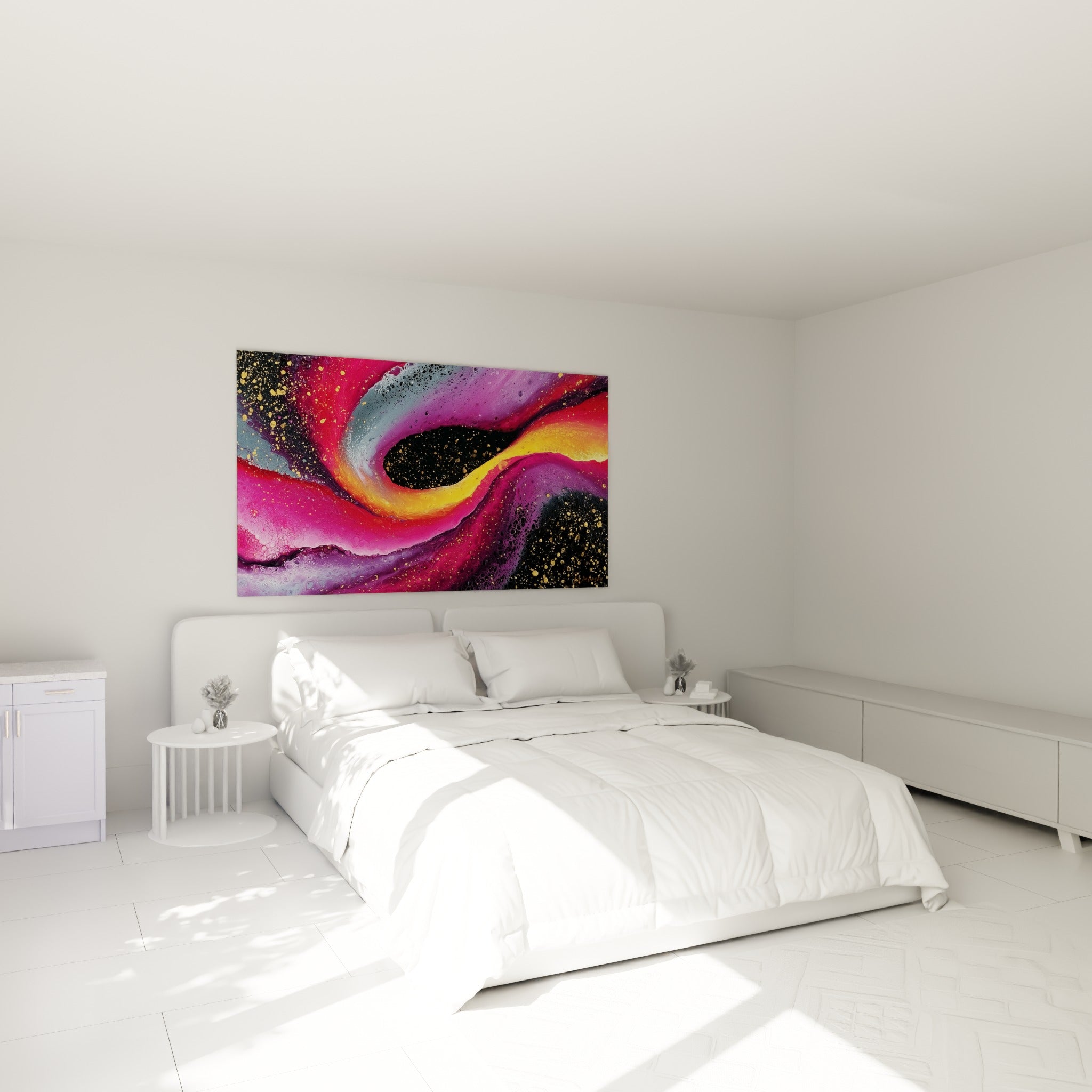 Tourbillon Abstrait Coloré magenta et doré accroché au-dessus d'un lit dans une chambre claire