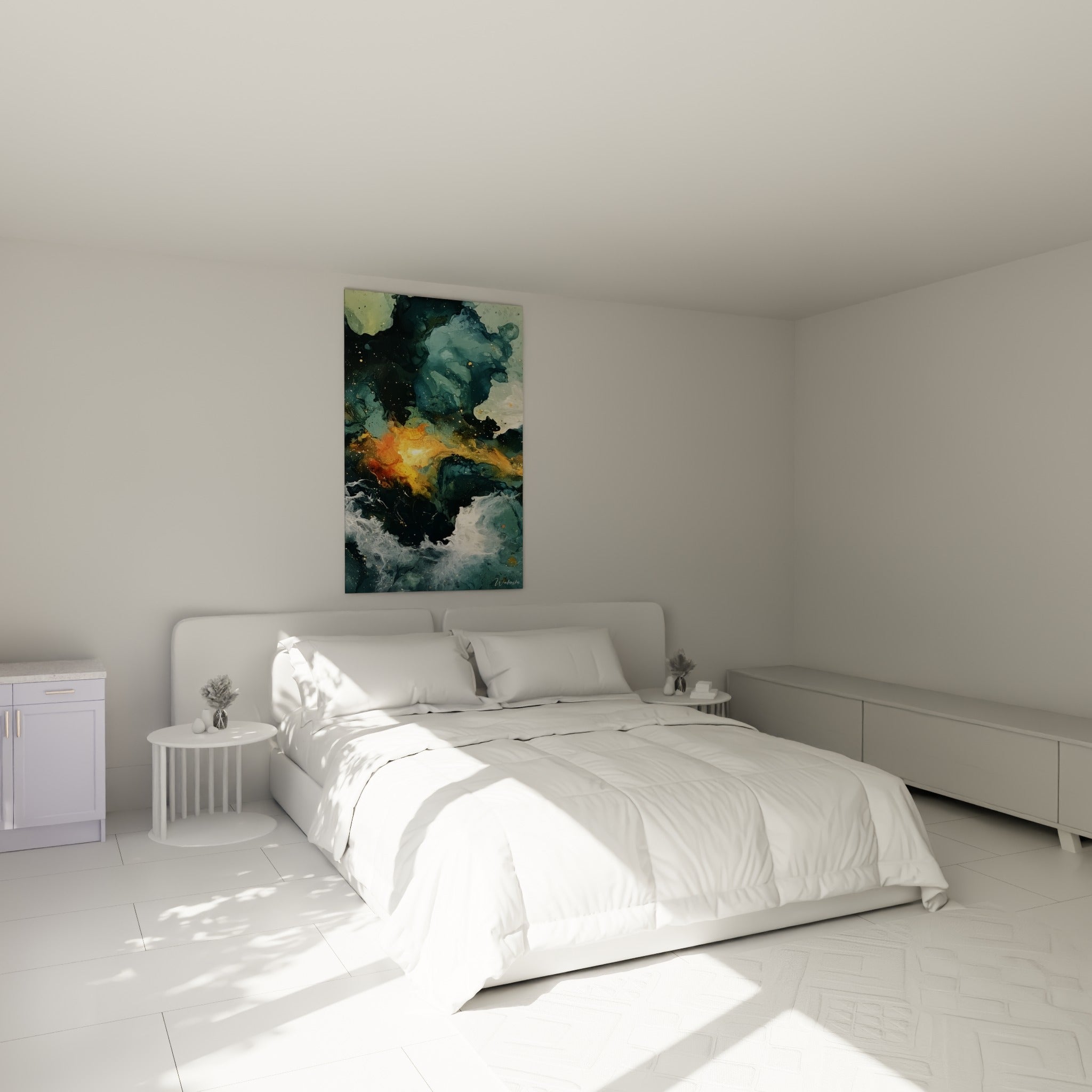 Tourbillon bleu marine et orangé incandescent accroché au-dessus d'un lit dans une chambre claire