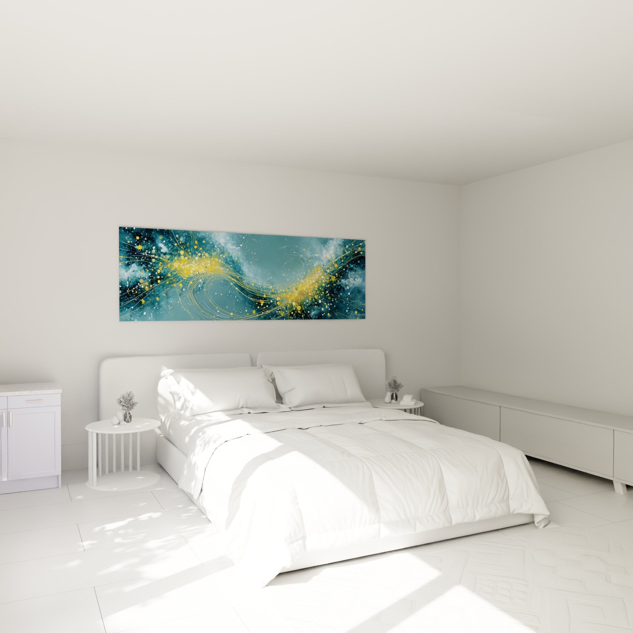 Traînée dorée sur fond bleu nuit abstrait, accrochée au-dessus d'un lit dans une chambre claire