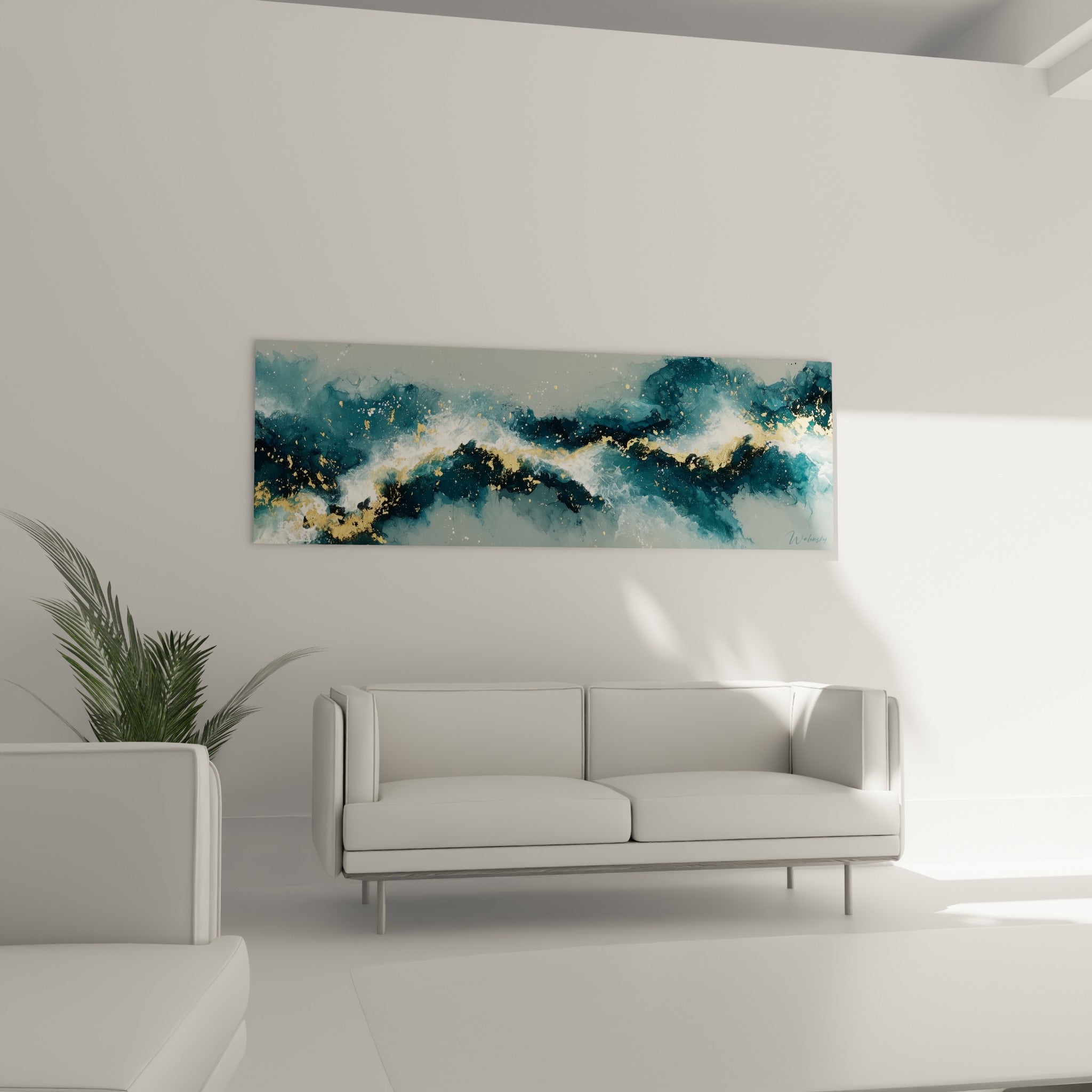 Peinture abstraite aux tons bleu marine et doré, accrochée au-dessus d'un canapé dans un salon lumineux