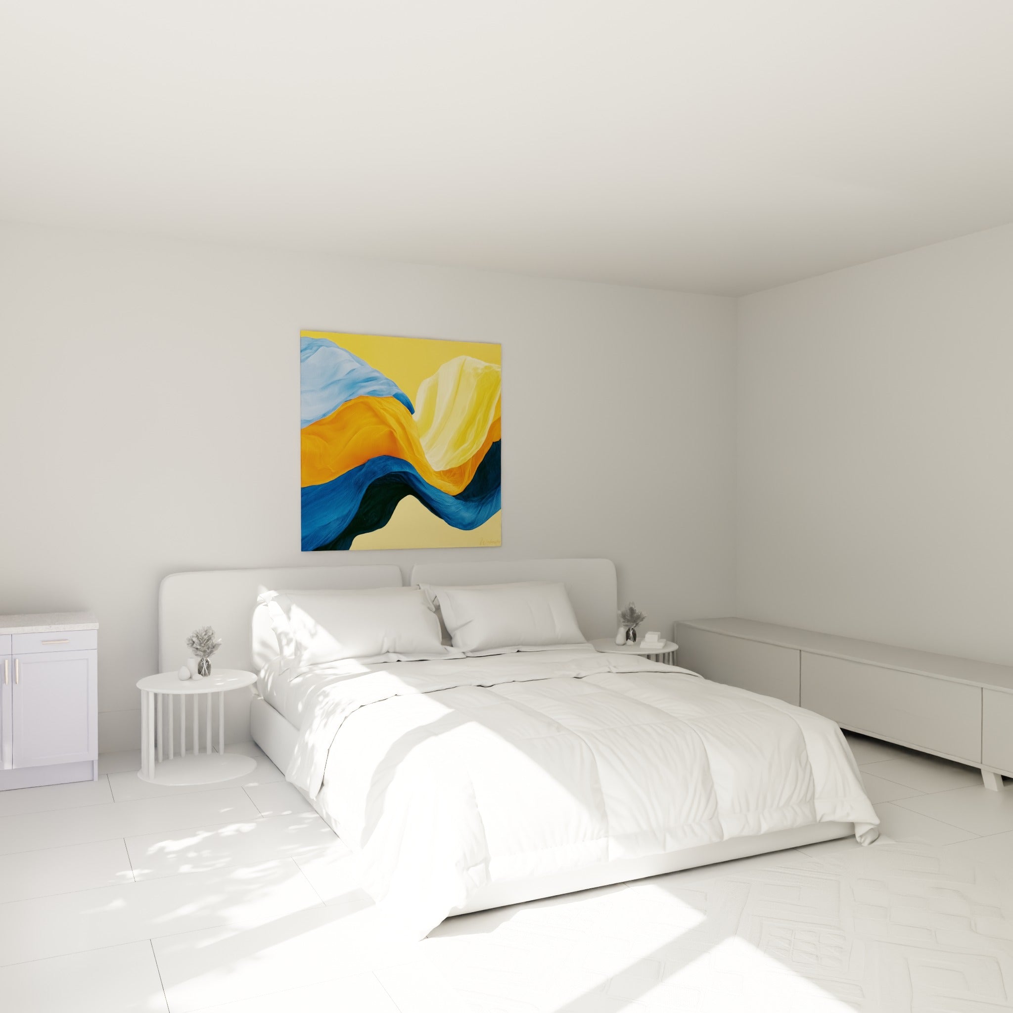 Vagues de tissu bleu marine et safran illuminées, accrochées au-dessus d'un lit dans une chambre claire