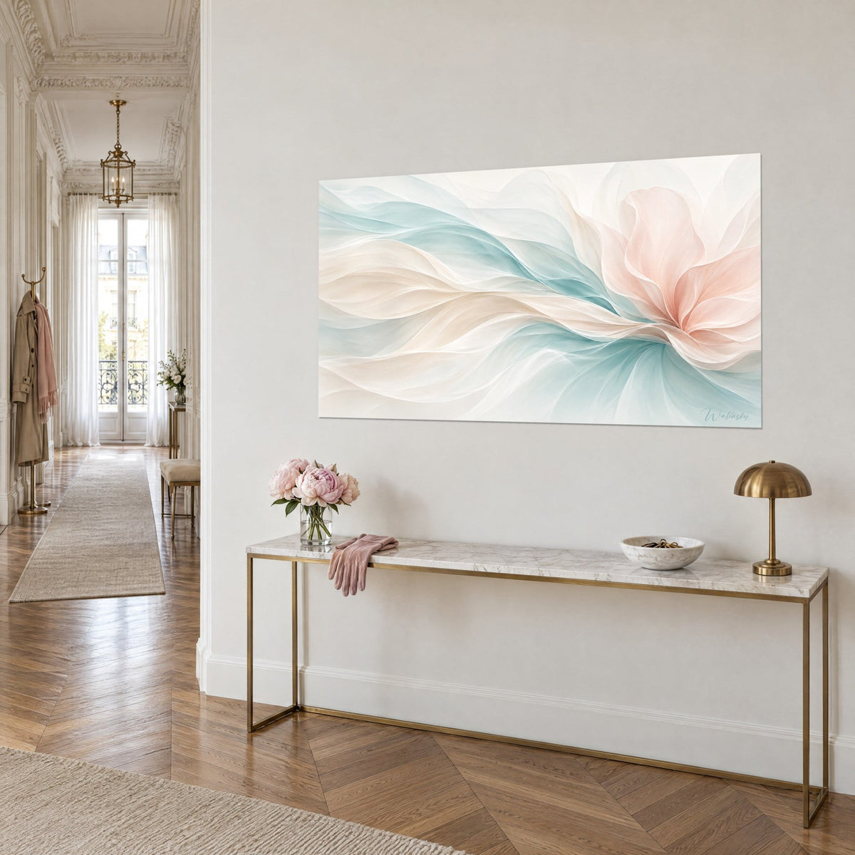 Tableau voiles de soie turquoise et beige ondulant vers une corolle rose, sur une console dorée dans un couloir haussmannien