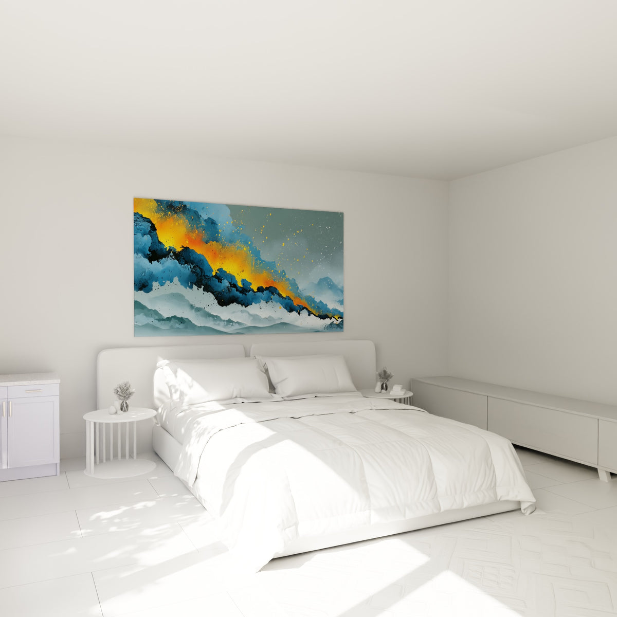 Vague sombre traversée d'éclats orangés et dorés, accrochée au-dessus d'un lit dans une chambre claire