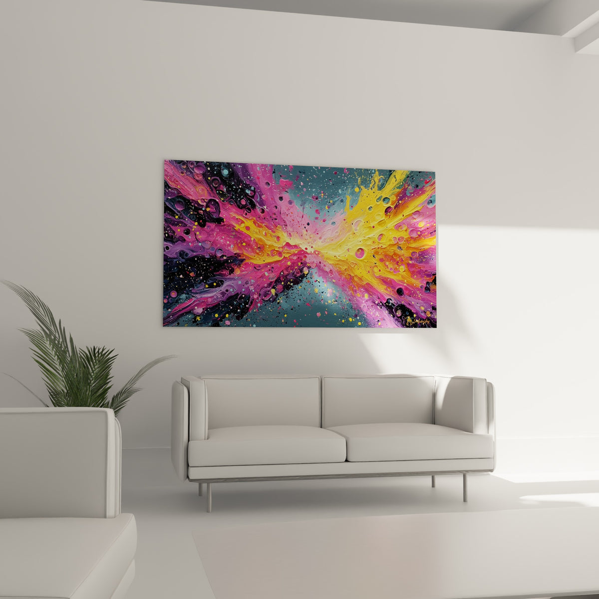 Coulée fuchsia et jaune d'un tableau style Peinture abstrait au-dessus d'un canapé dans un salon lumineux