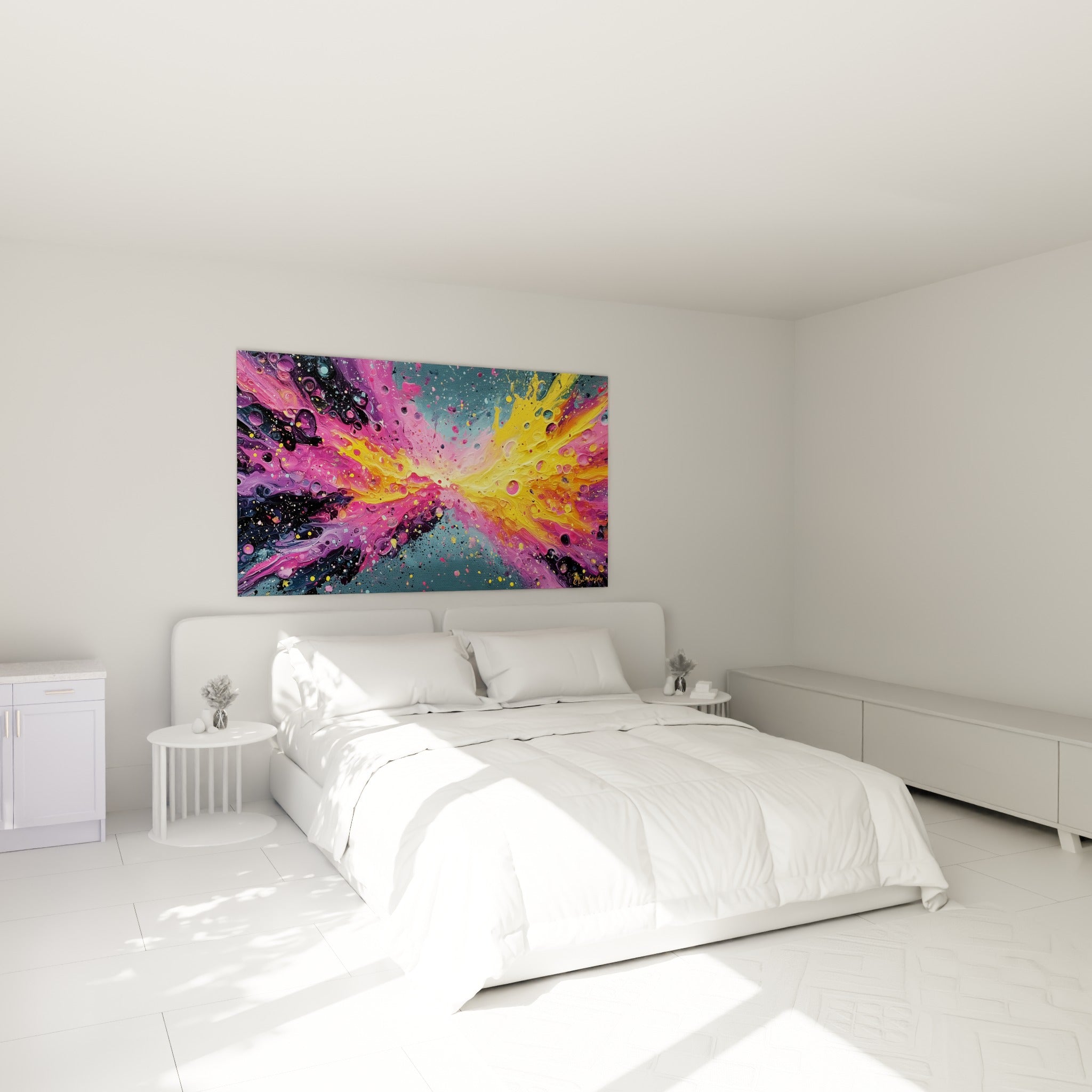 Éclaboussures roses et dorées d'un tableau style Peinture abstrait au-dessus d'un lit dans une chambre claire