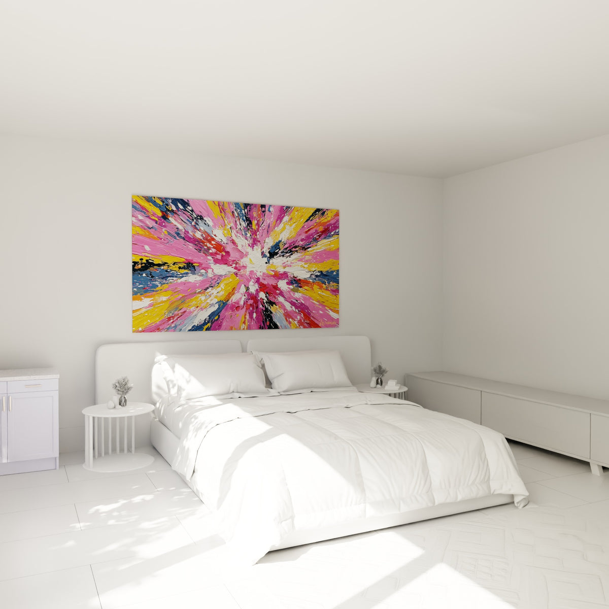 Éclats roses et dorés d'une peinture abstraite suspendue au-dessus d'un lit dans une chambre claire