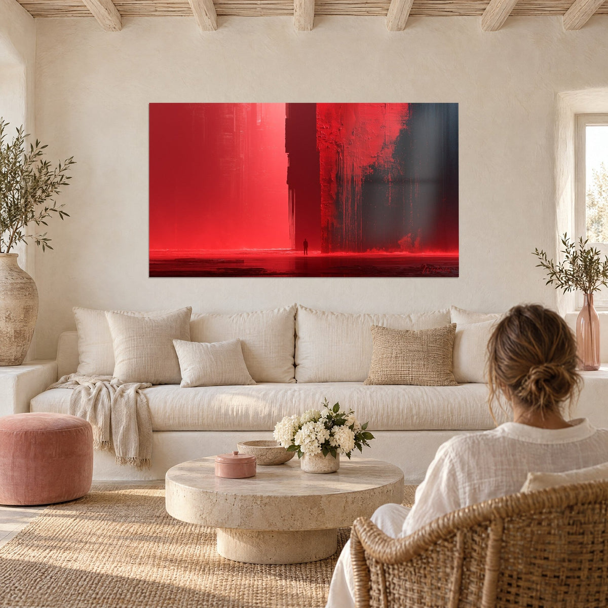Gemälde winzige Silhouette vor einer scharlachroten Wand, schwarze und rote Lauf-Spuren, über einem Sofa in einem hellen Wohnzimmer