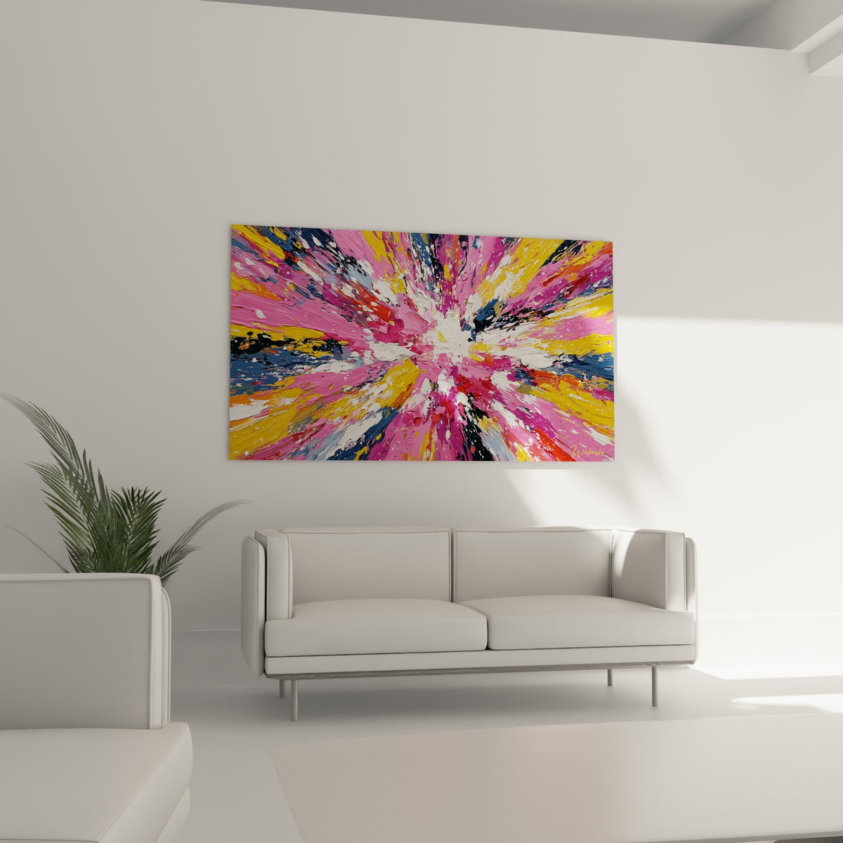 Jaillissement coloré rose et bleu marine d'une œuvre abstraite au-dessus d'un canapé dans un salon lumineux