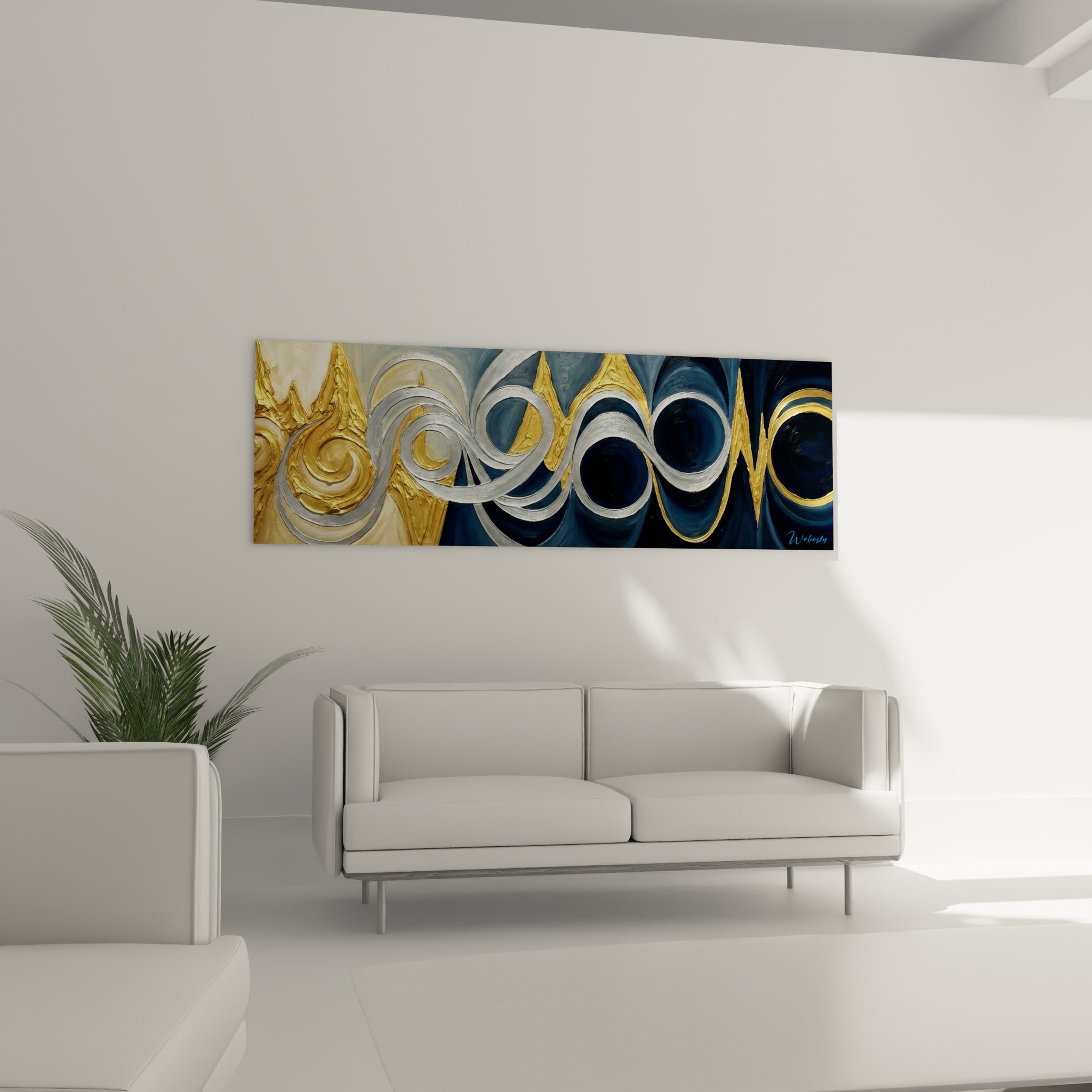 Courbes dorées et bleu marine en mouvement, tableau abstrait moderne au-dessus d'un canapé dans un salon lumineux.