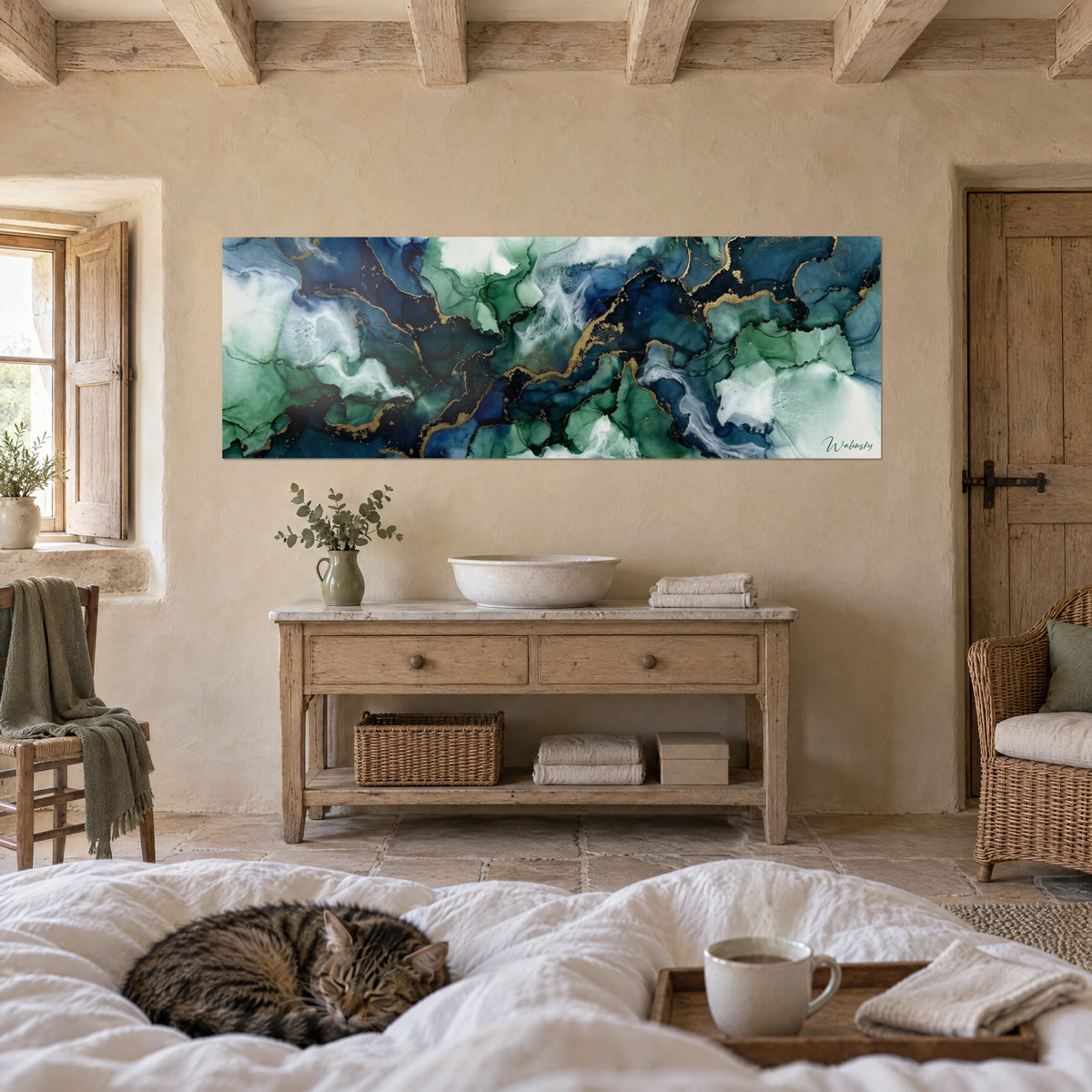Tableau nappes d'encre émeraude et bleu nuit aux nervures dorées, au-dessus d'un lit dans une chambre claire